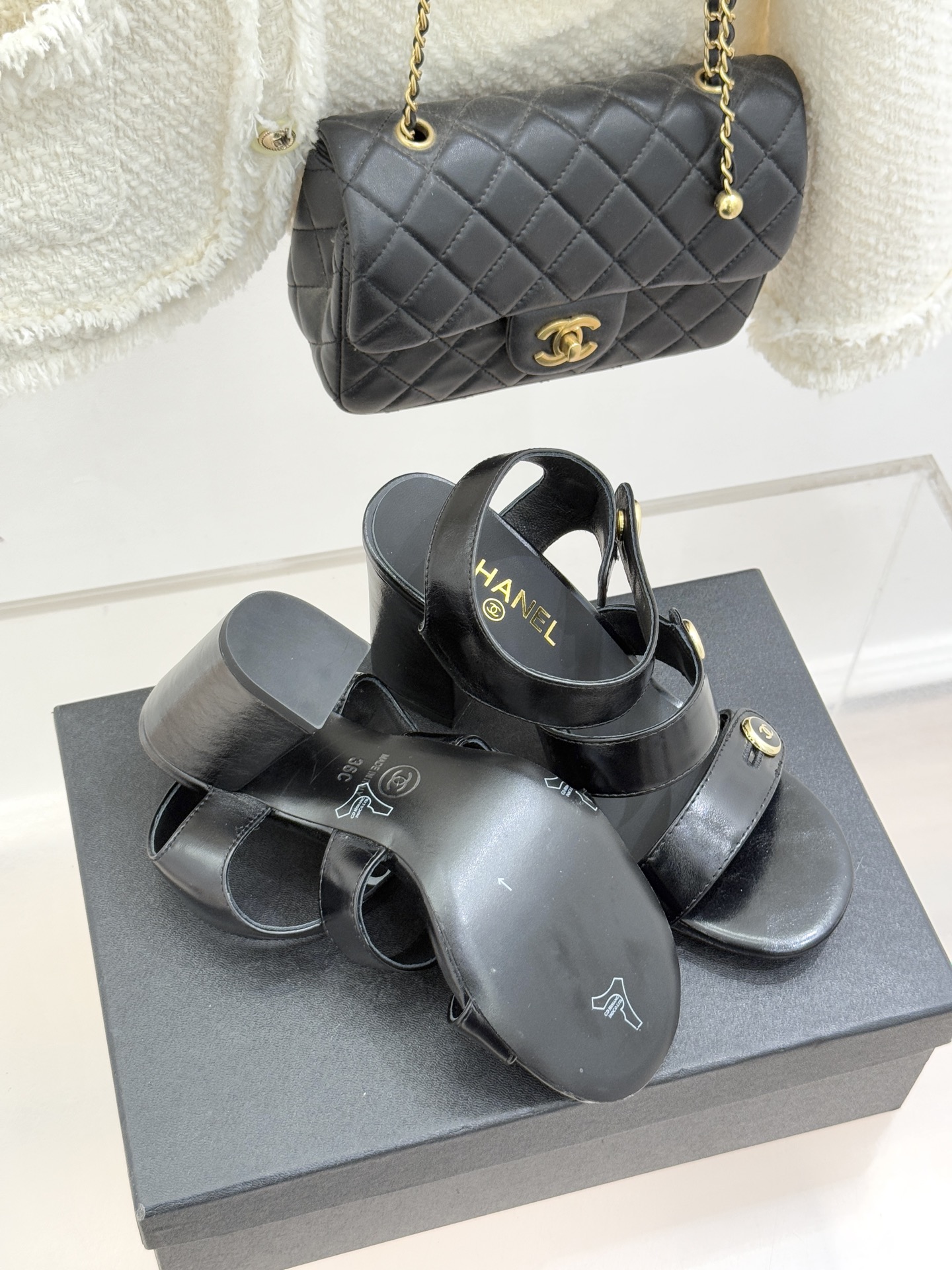 CHANE*｜小香26C早春新品双C纽扣凉拖系列将意式度假的慵懒与精致典雅织就成步履间的奢华诗篇。鞋身标