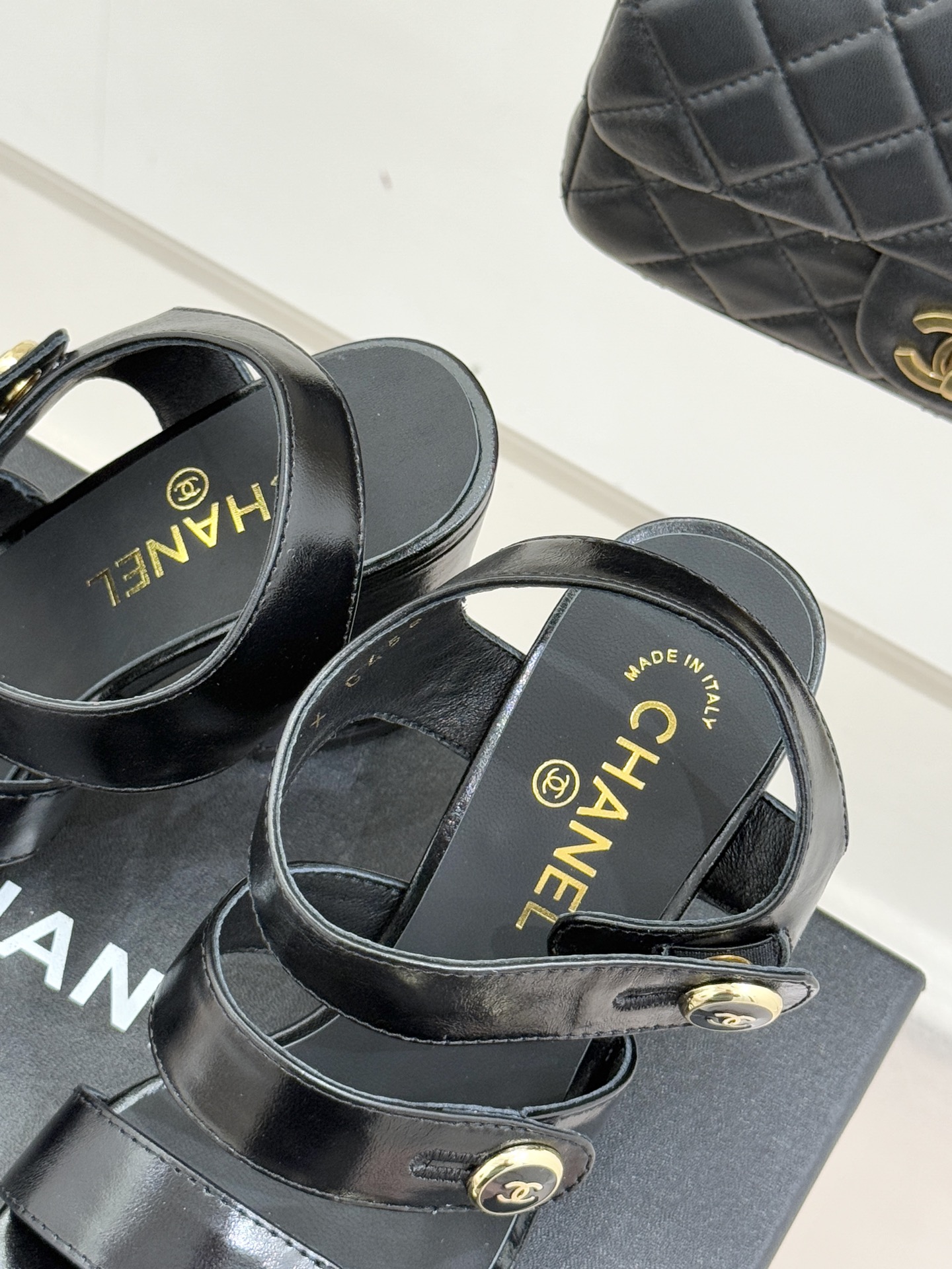 CHANE*｜小香26C早春新品双C纽扣凉拖系列将意式度假的慵懒与精致典雅织就成步履间的奢华诗篇。鞋身标