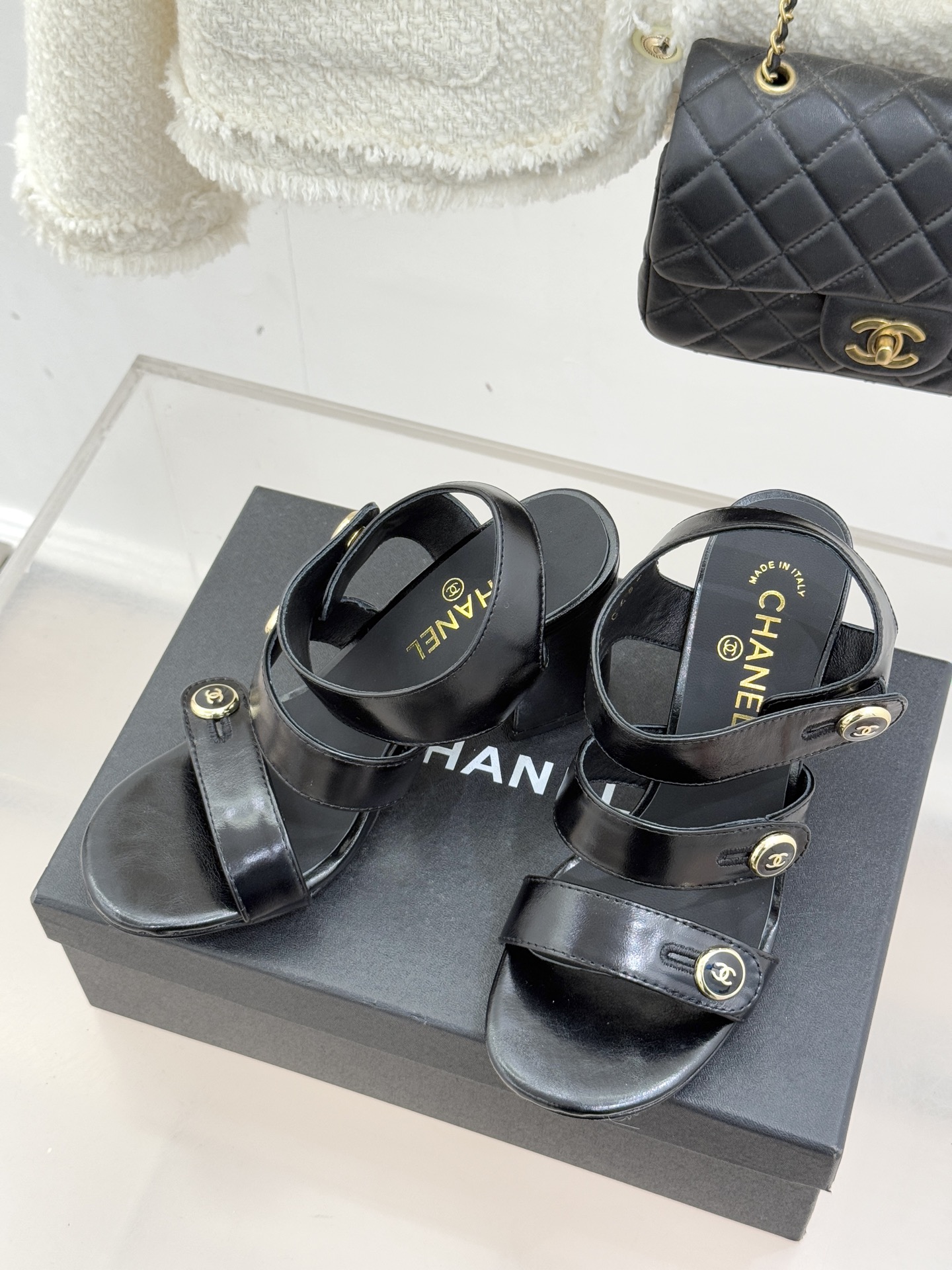 CHANE*｜小香26C早春新品双C纽扣凉拖系列将意式度假的慵懒与精致典雅织就成步履间的奢华诗篇。鞋身标