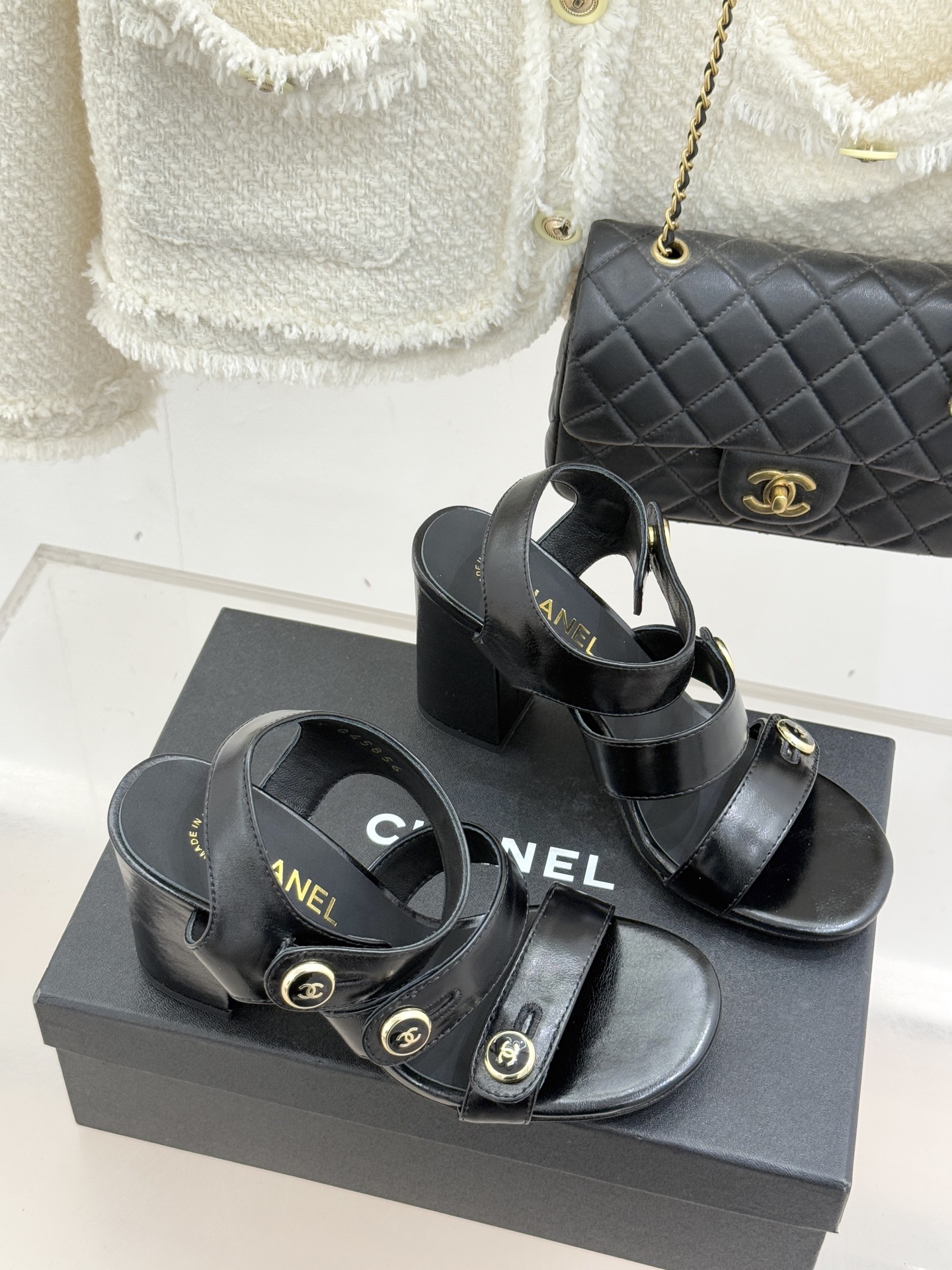 CHANE*｜小香26C早春新品双C纽扣凉拖系列将意式度假的慵懒与精致典雅织就成步履间的奢华诗篇。鞋身标