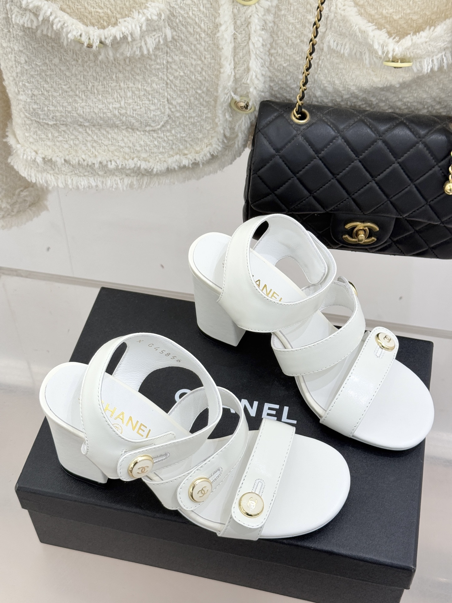 CHANE*｜小香26C早春新品双C纽扣凉拖系列将意式度假的慵懒与精致典雅织就成步履间的奢华诗篇。鞋身标