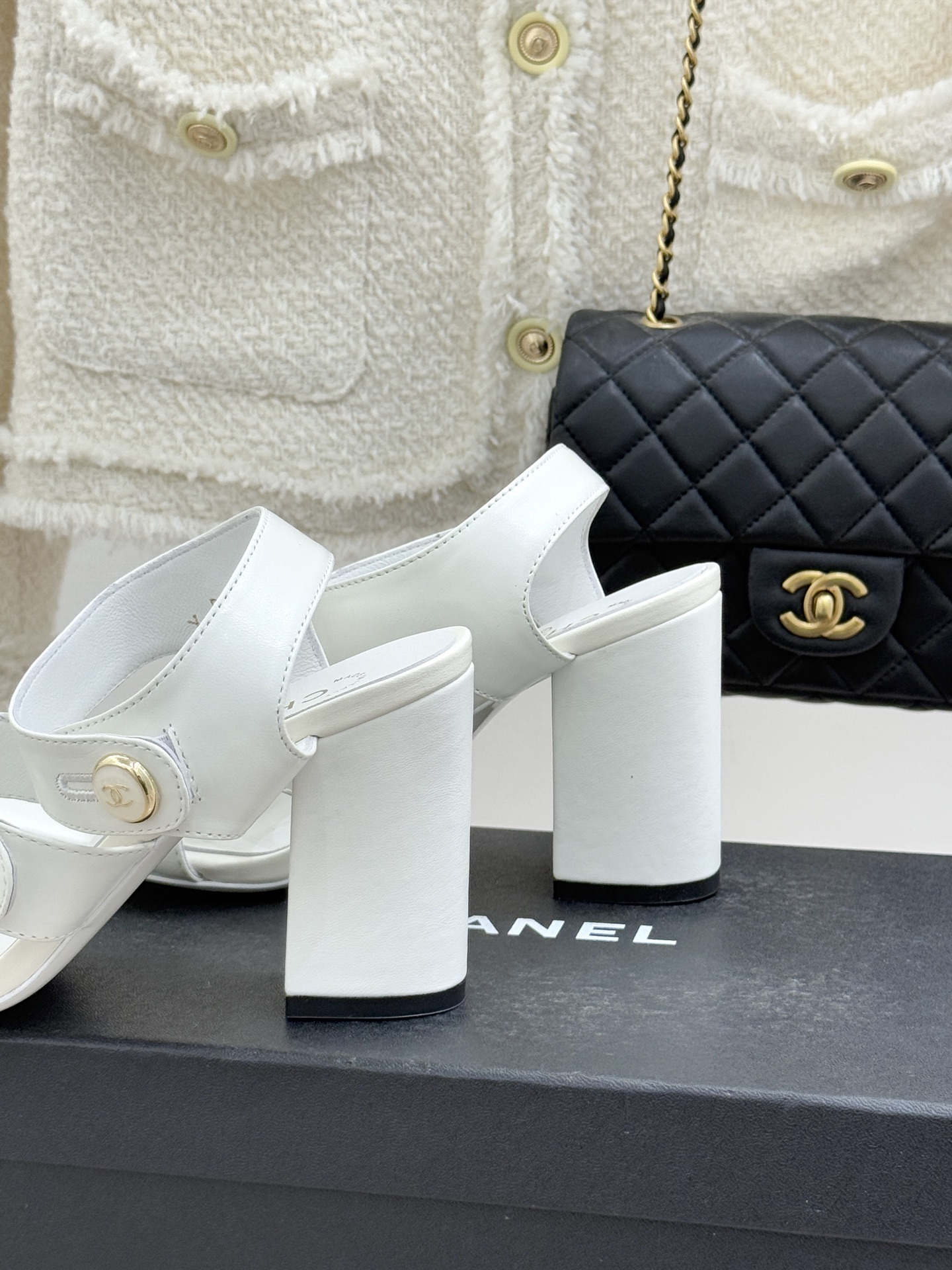 CHANE*｜小香26C早春新品双C纽扣凉拖系列将意式度假的慵懒与精致典雅织就成步履间的奢华诗篇。鞋身标