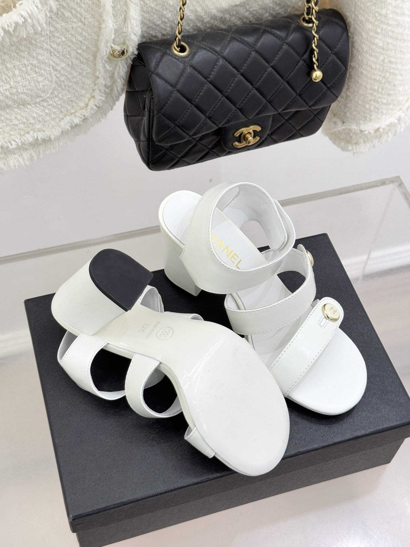 CHANE*｜小香26C早春新品双C纽扣凉拖系列将意式度假的慵懒与精致典雅织就成步履间的奢华诗篇。鞋身标