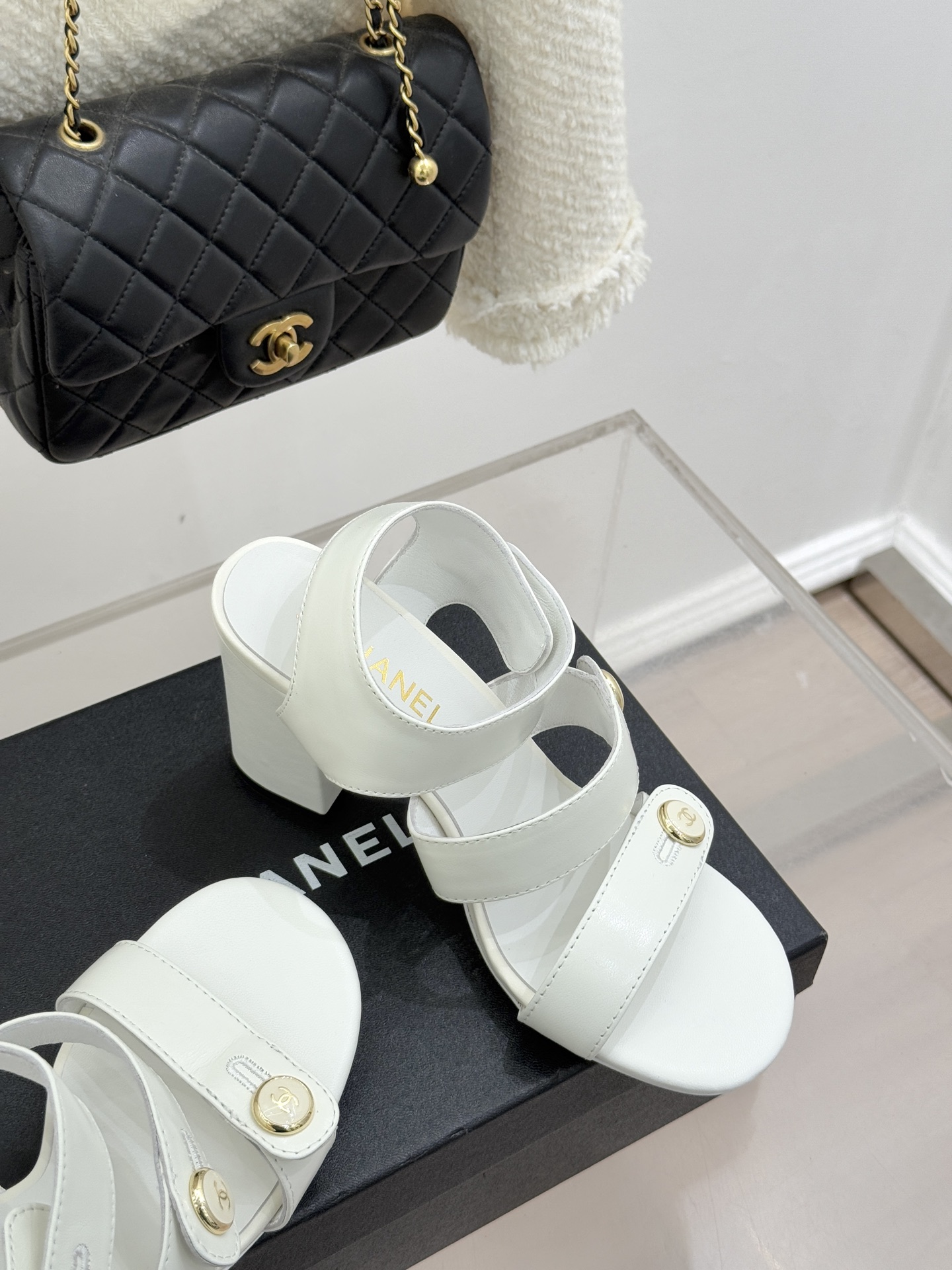 CHANE*｜小香26C早春新品双C纽扣凉拖系列将意式度假的慵懒与精致典雅织就成步履间的奢华诗篇。鞋身标