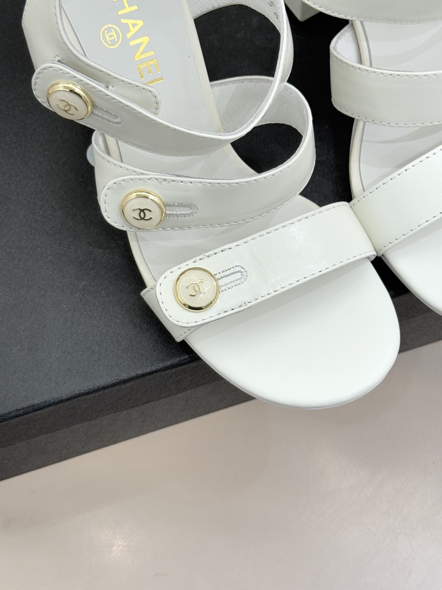 CHANE*｜小香26C早春新品双C纽扣凉拖系列将意式度假的慵懒与精致典雅织就成步履间的奢华诗篇。鞋身标