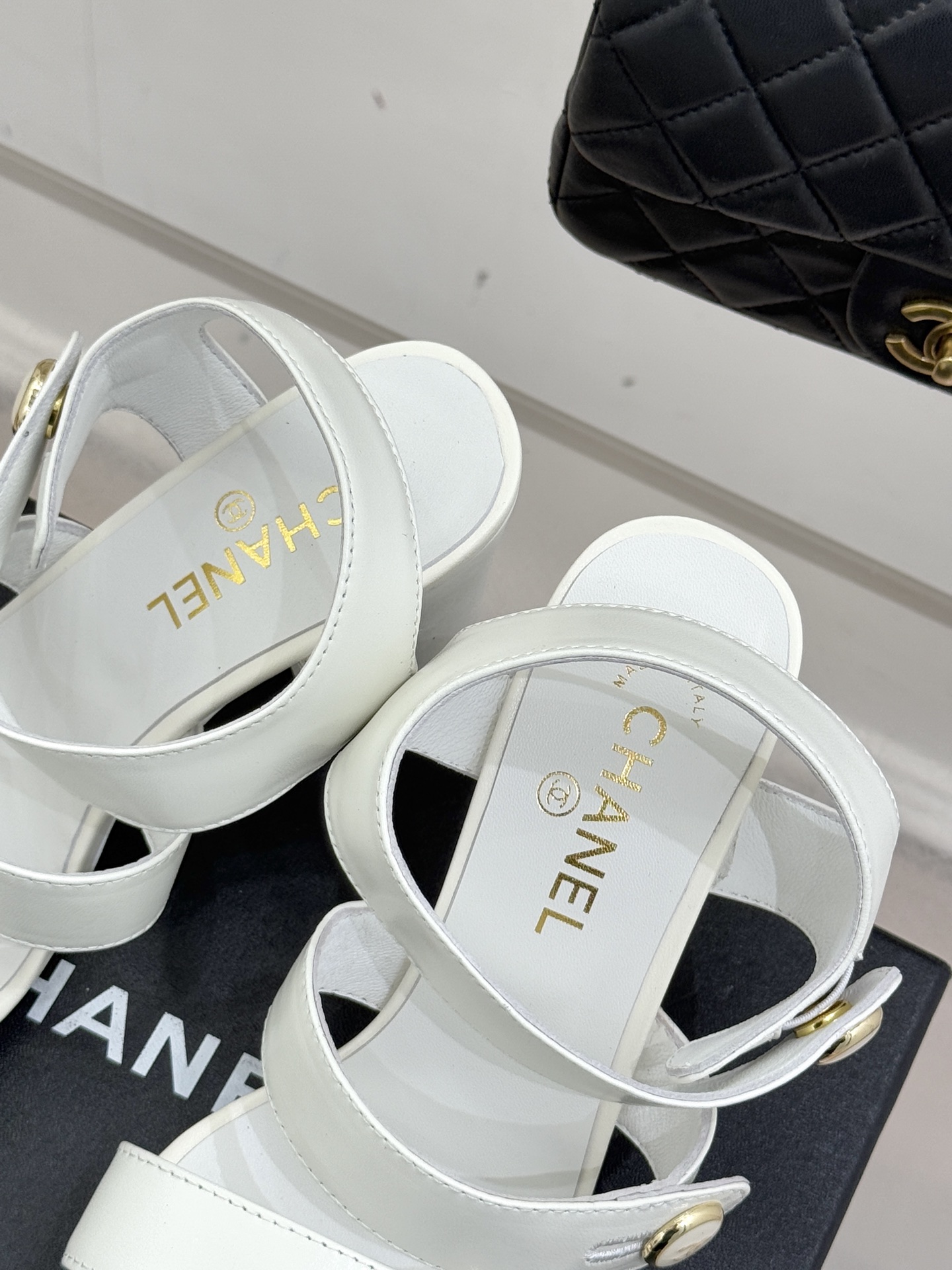 CHANE*｜小香26C早春新品双C纽扣凉拖系列将意式度假的慵懒与精致典雅织就成步履间的奢华诗篇。鞋身标