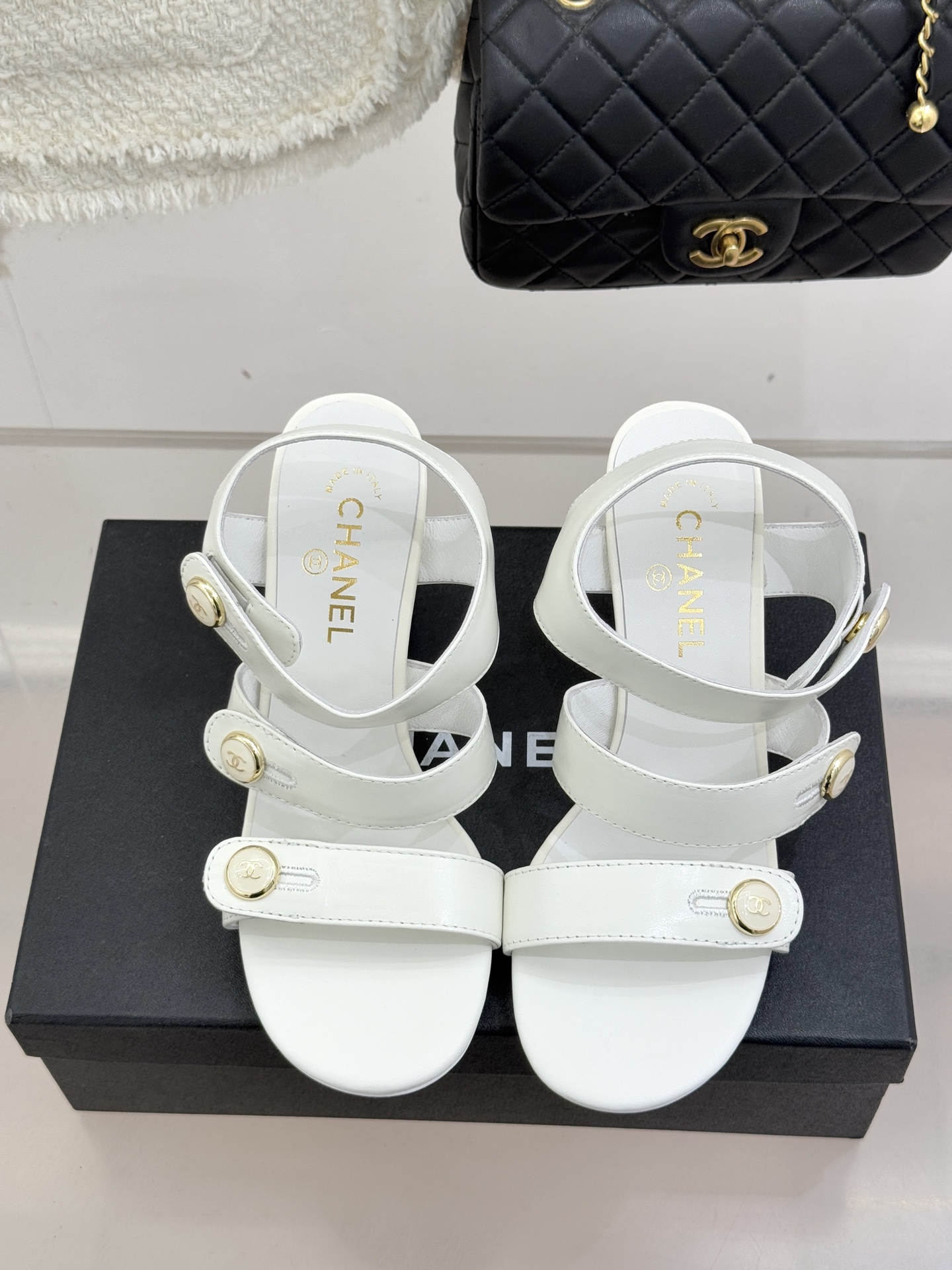 CHANE*｜小香26C早春新品双C纽扣凉拖系列将意式度假的慵懒与精致典雅织就成步履间的奢华诗篇。鞋身标