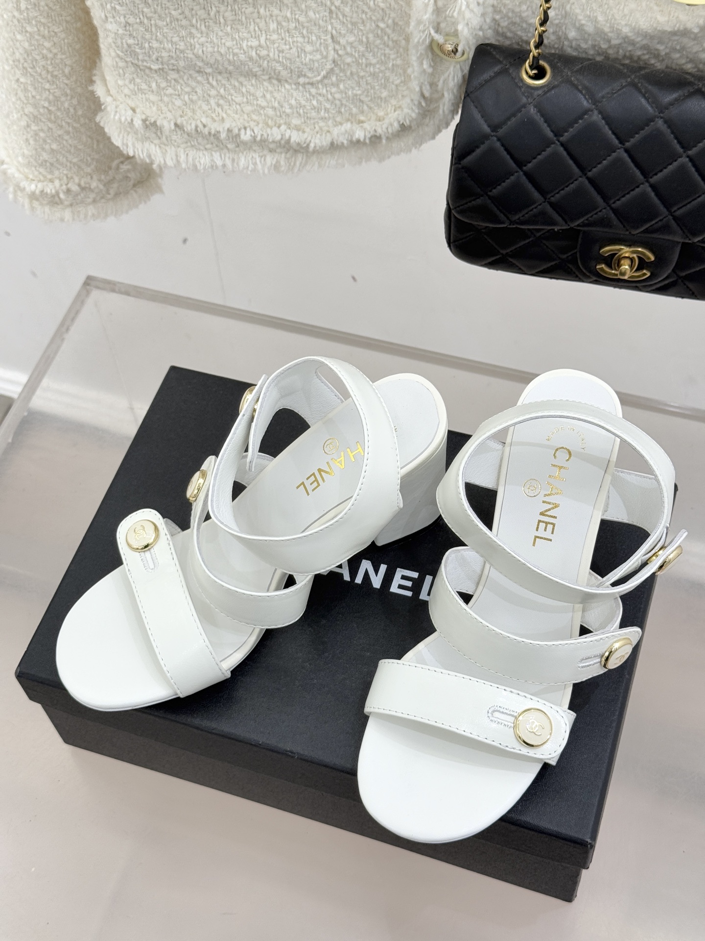 CHANE*｜小香26C早春新品双C纽扣凉拖系列将意式度假的慵懒与精致典雅织就成步履间的奢华诗篇。鞋身标