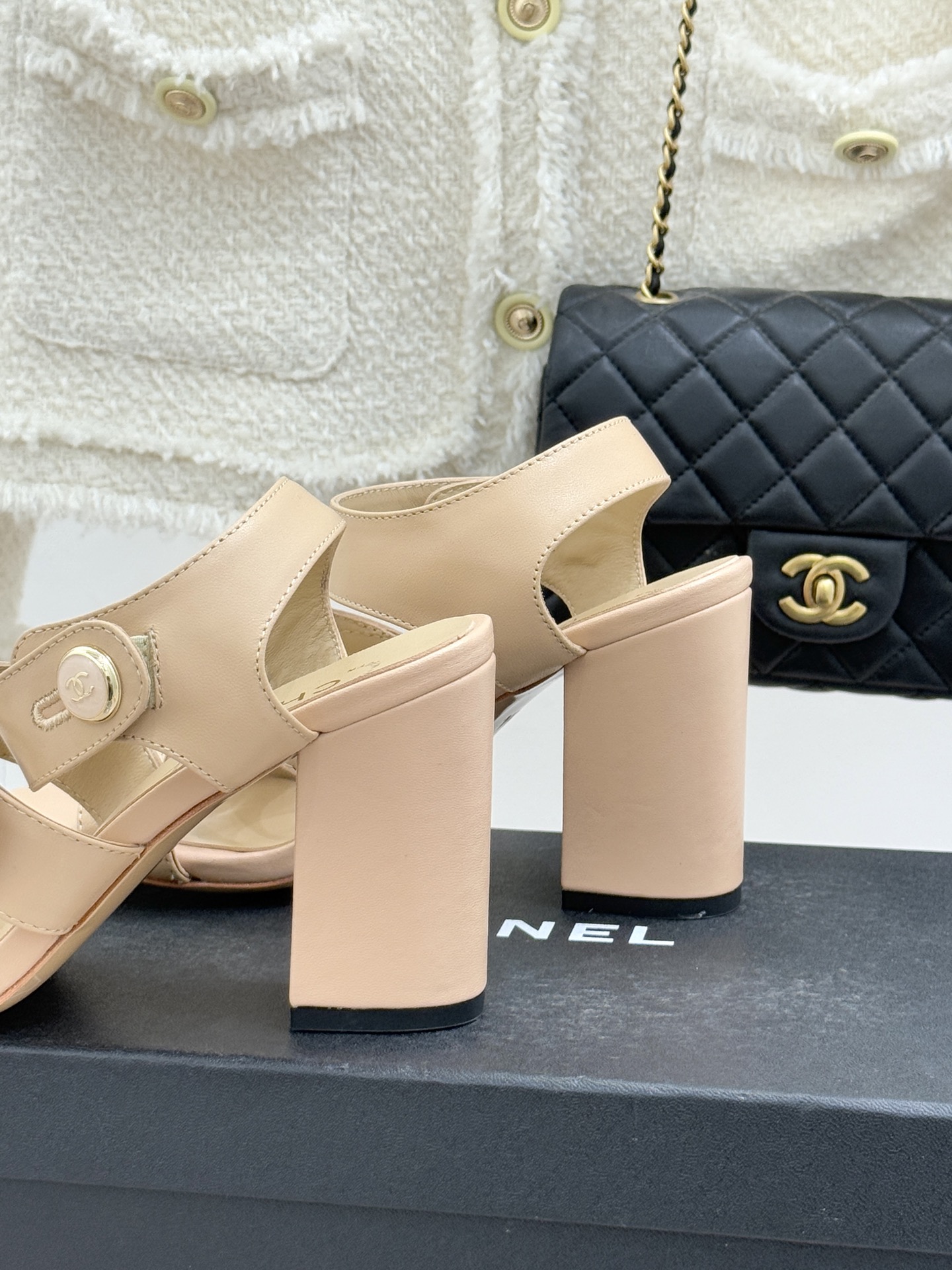 CHANE*｜小香26C早春新品双C纽扣凉拖系列将意式度假的慵懒与精致典雅织就成步履间的奢华诗篇。鞋身标