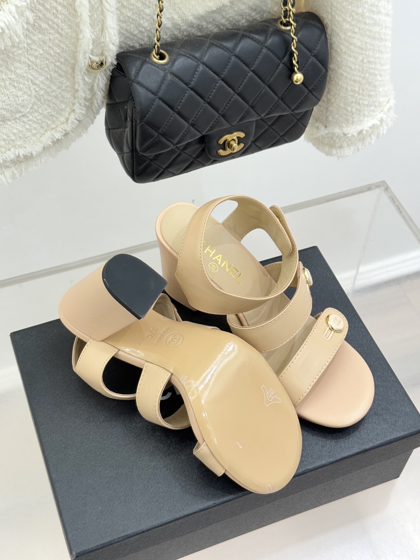 CHANE*｜小香26C早春新品双C纽扣凉拖系列将意式度假的慵懒与精致典雅织就成步履间的奢华诗篇。鞋身标