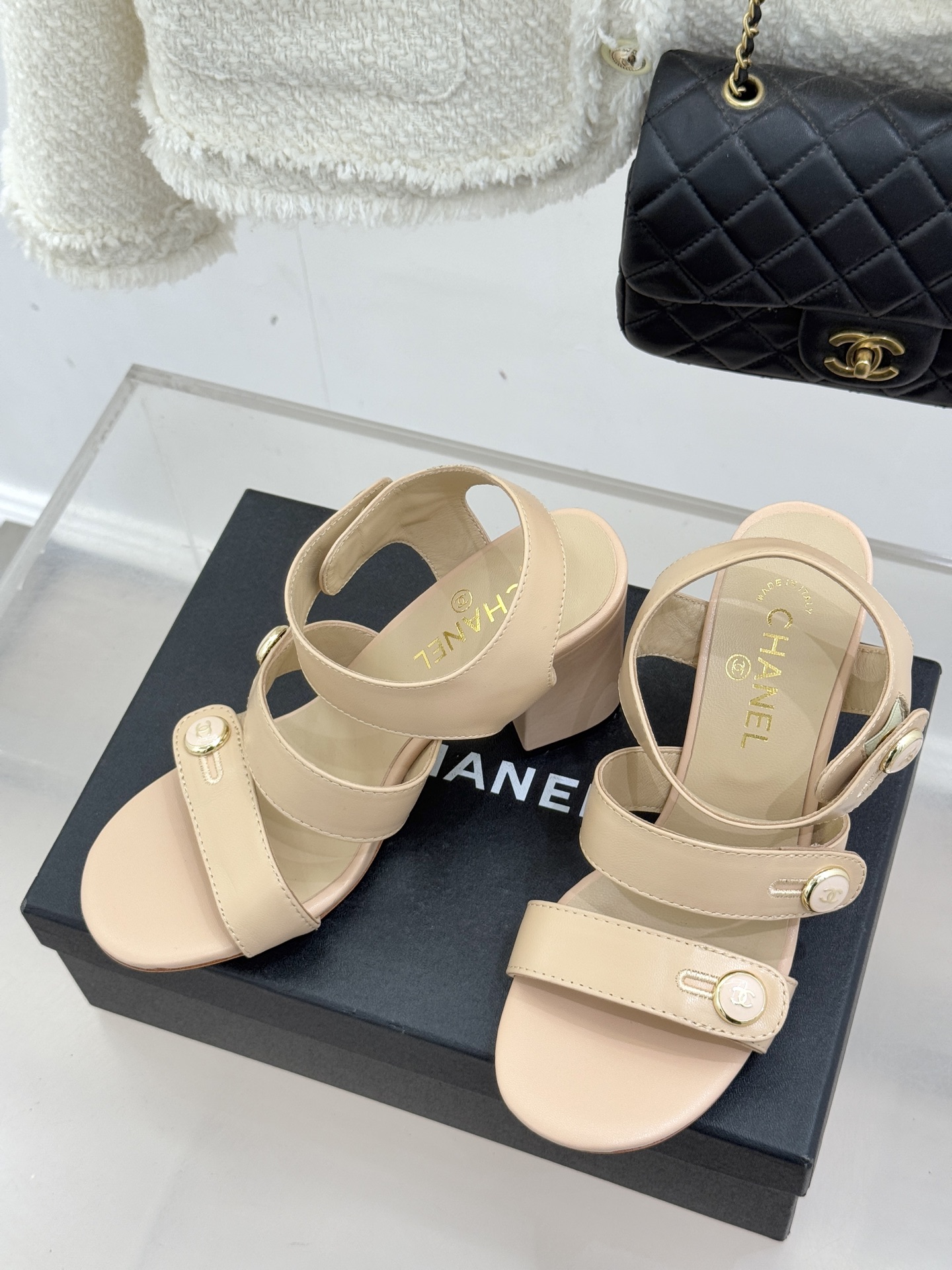 CHANE*｜小香26C早春新品双C纽扣凉拖系列将意式度假的慵懒与精致典雅织就成步履间的奢华诗篇。鞋身标