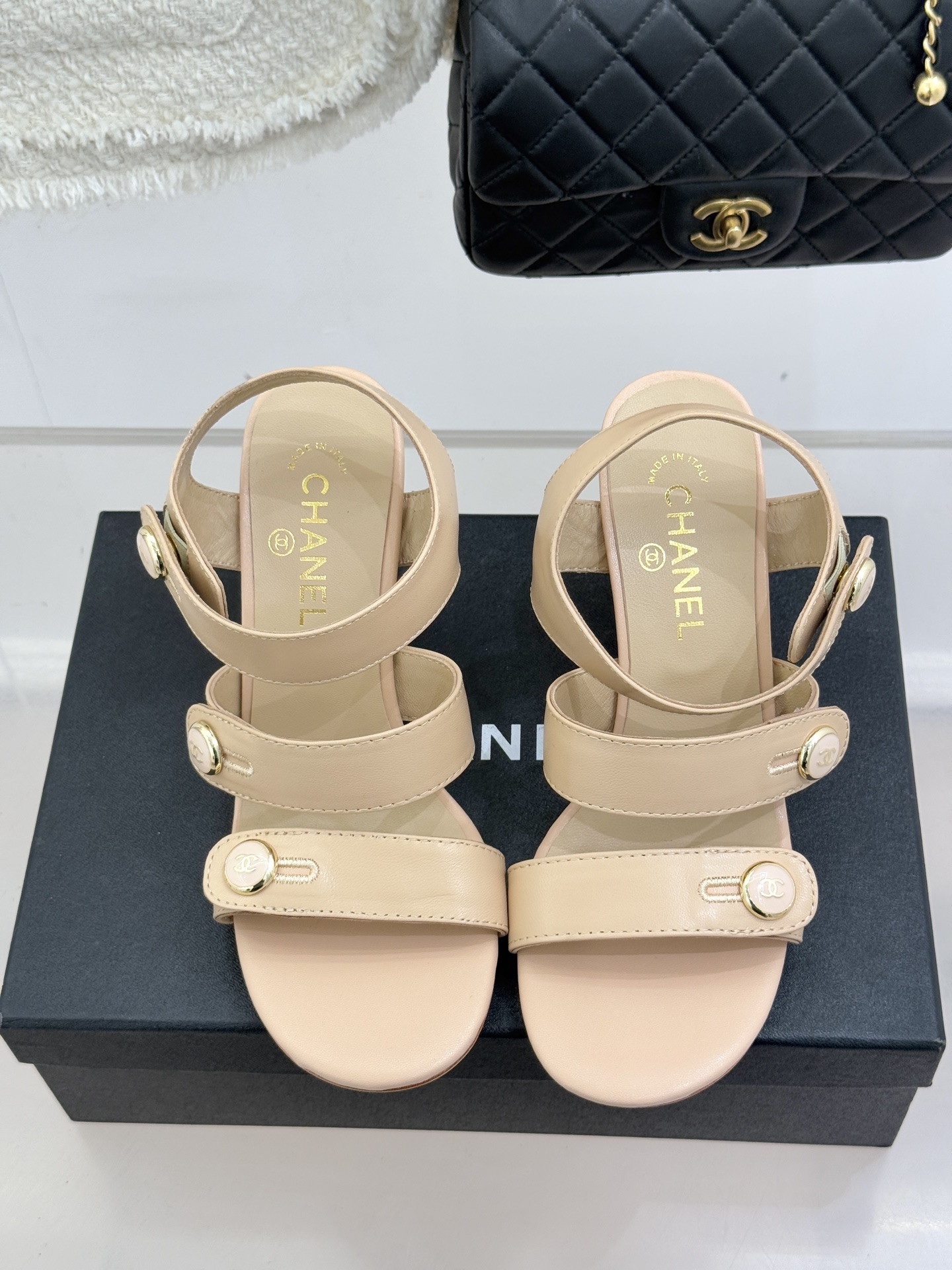 CHANE*｜小香26C早春新品双C纽扣凉拖系列将意式度假的慵懒与精致典雅织就成步履间的奢华诗篇。鞋身标