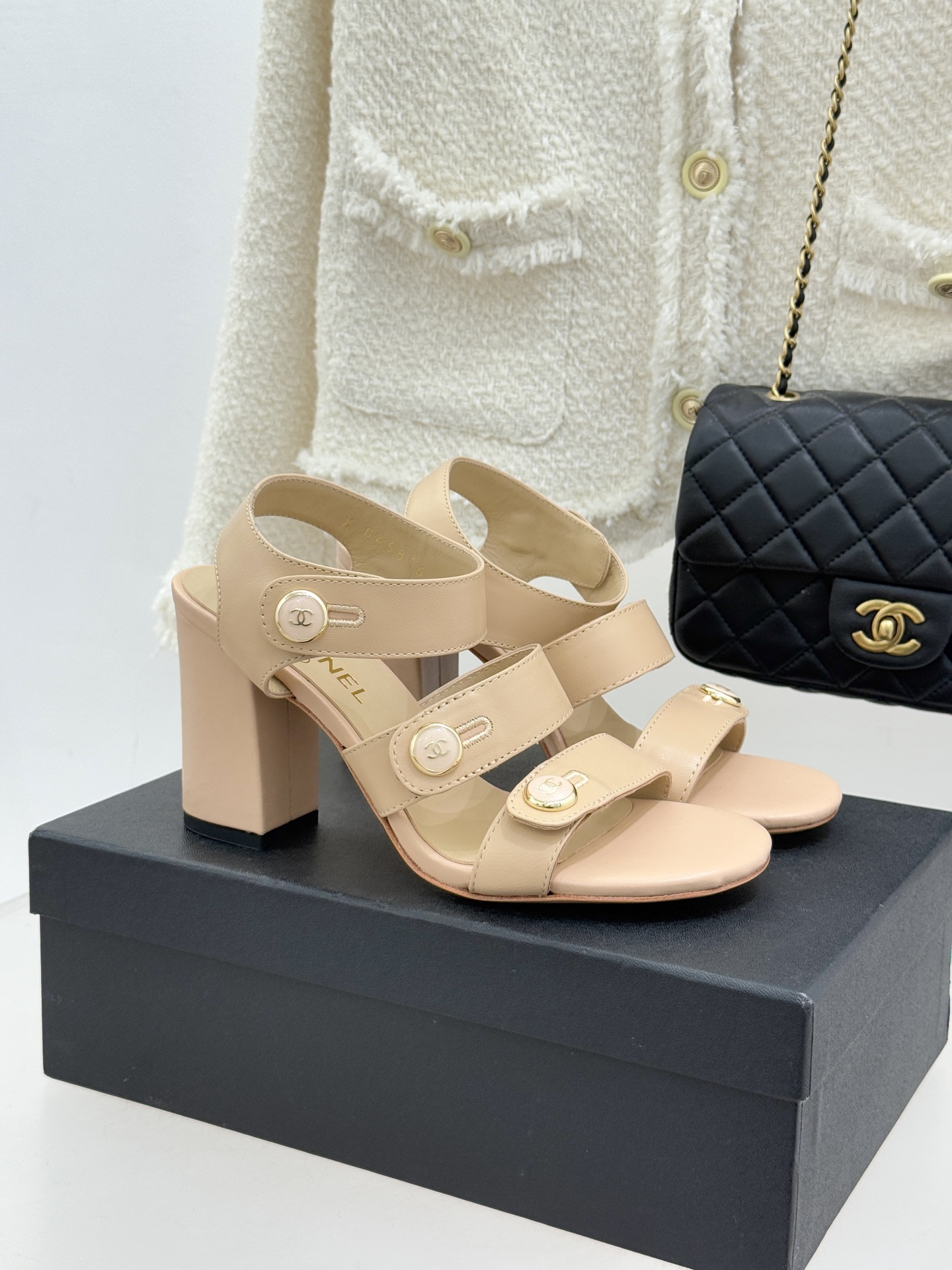 CHANE*｜小香26C早春新品双C纽扣凉拖系列将意式度假的慵懒与精致典雅织就成步履间的奢华诗篇。鞋身标