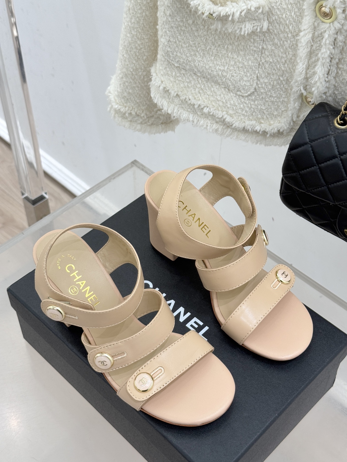 CHANE*｜小香26C早春新品双C纽扣凉拖系列将意式度假的慵懒与精致典雅织就成步履间的奢华诗篇。鞋身标