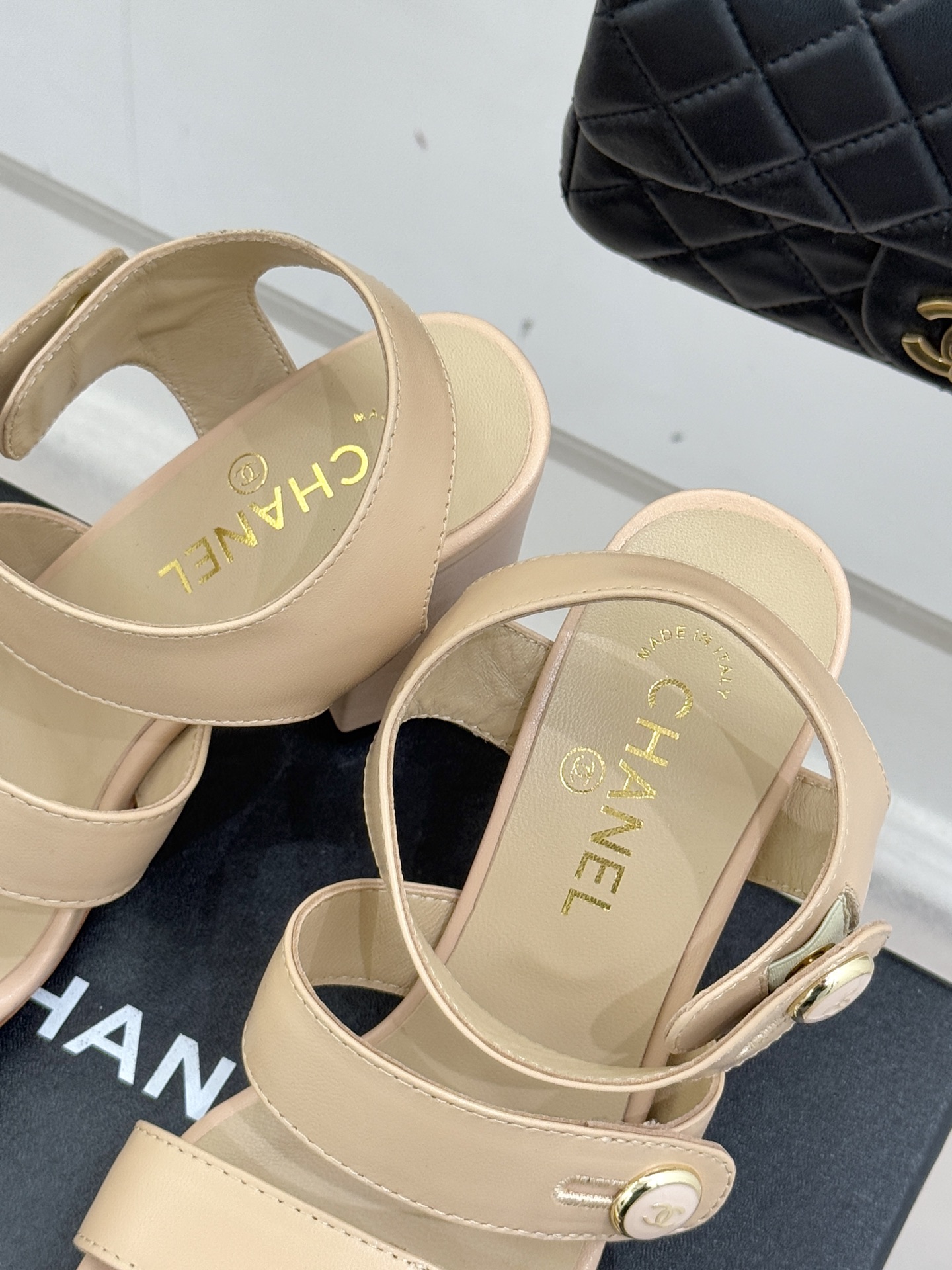 CHANE*｜小香26C早春新品双C纽扣凉拖系列将意式度假的慵懒与精致典雅织就成步履间的奢华诗篇。鞋身标