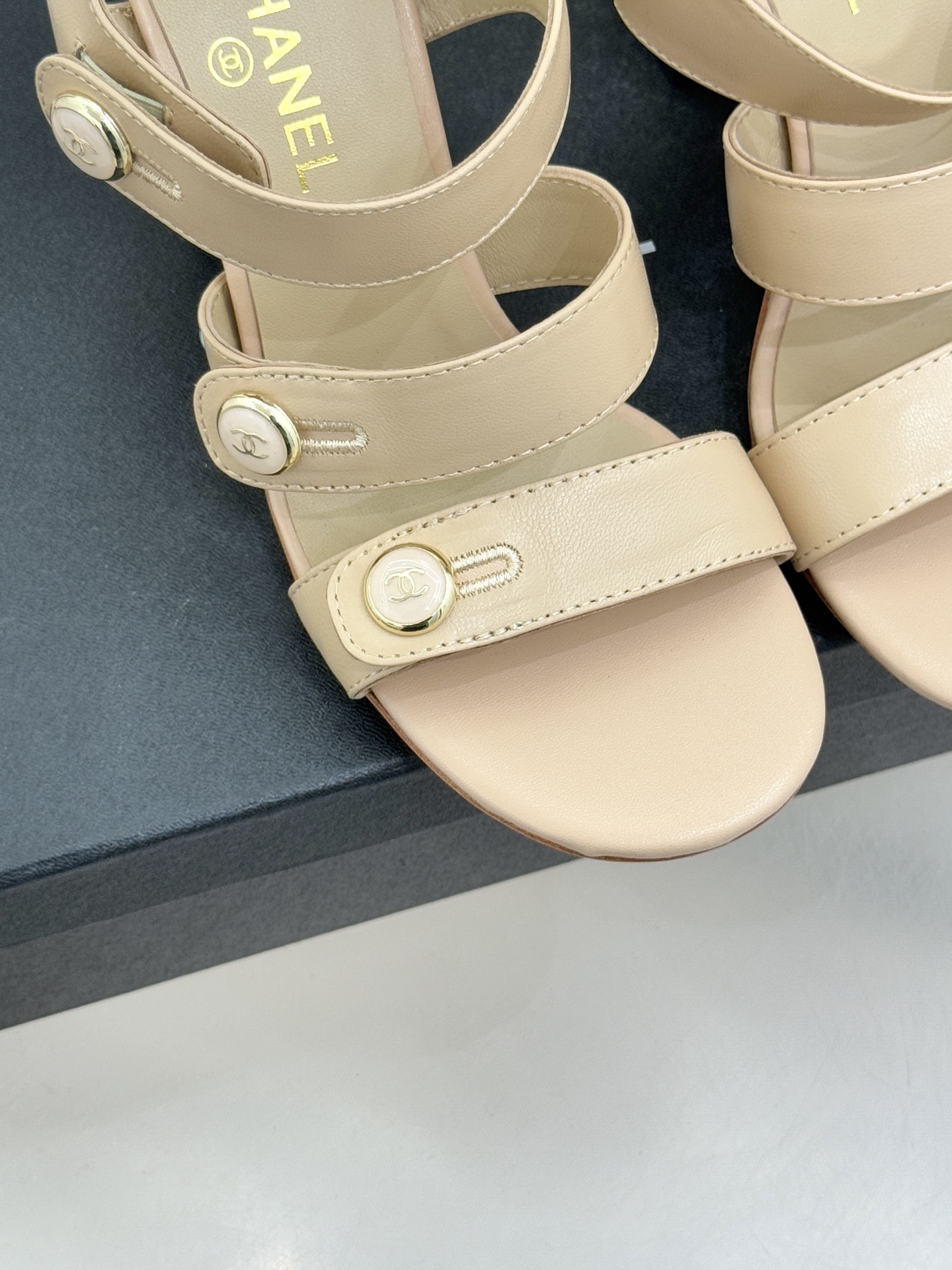 CHANE*｜小香26C早春新品双C纽扣凉拖系列将意式度假的慵懒与精致典雅织就成步履间的奢华诗篇。鞋身标