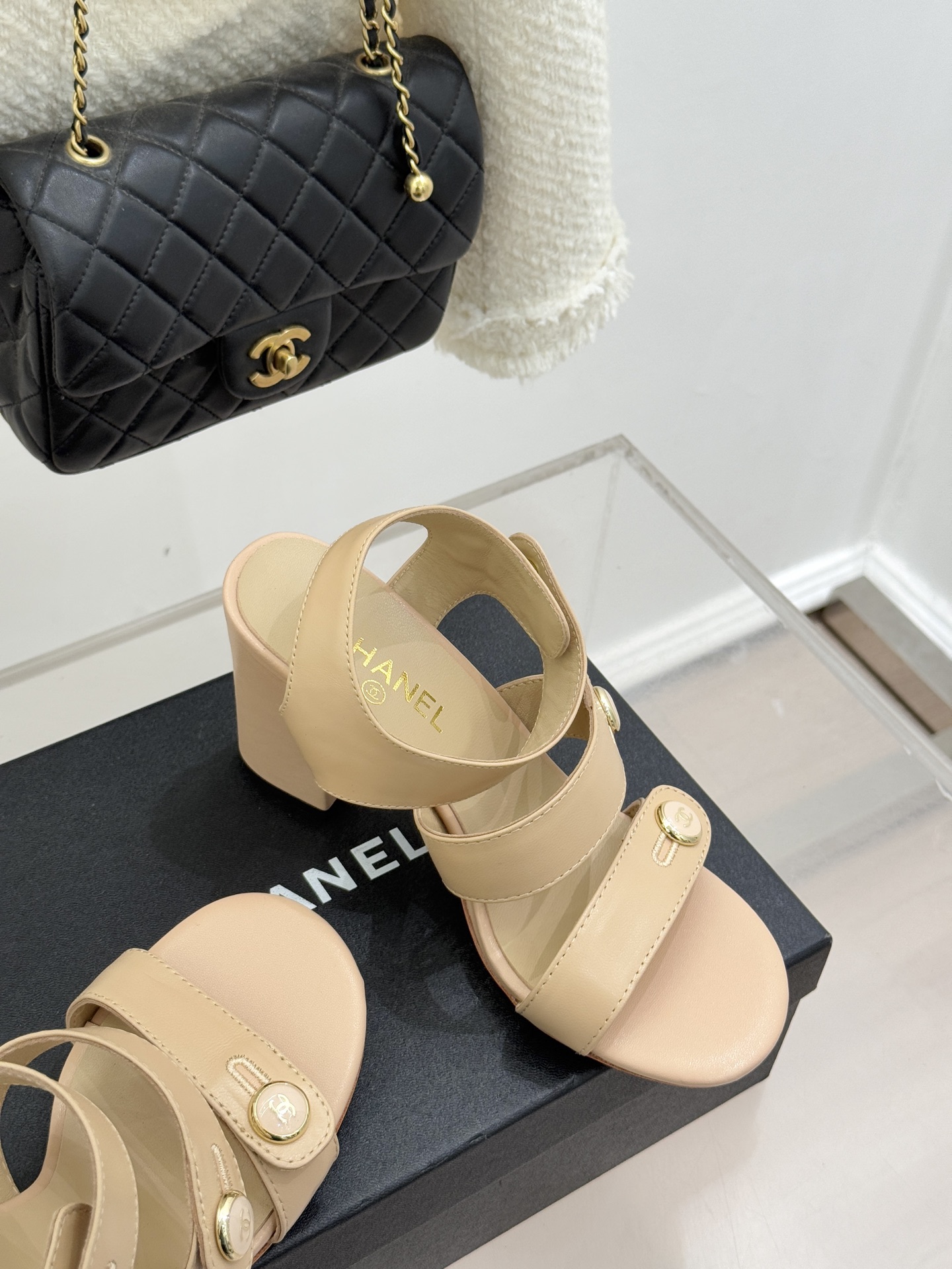 CHANE*｜小香26C早春新品双C纽扣凉拖系列将意式度假的慵懒与精致典雅织就成步履间的奢华诗篇。鞋身标