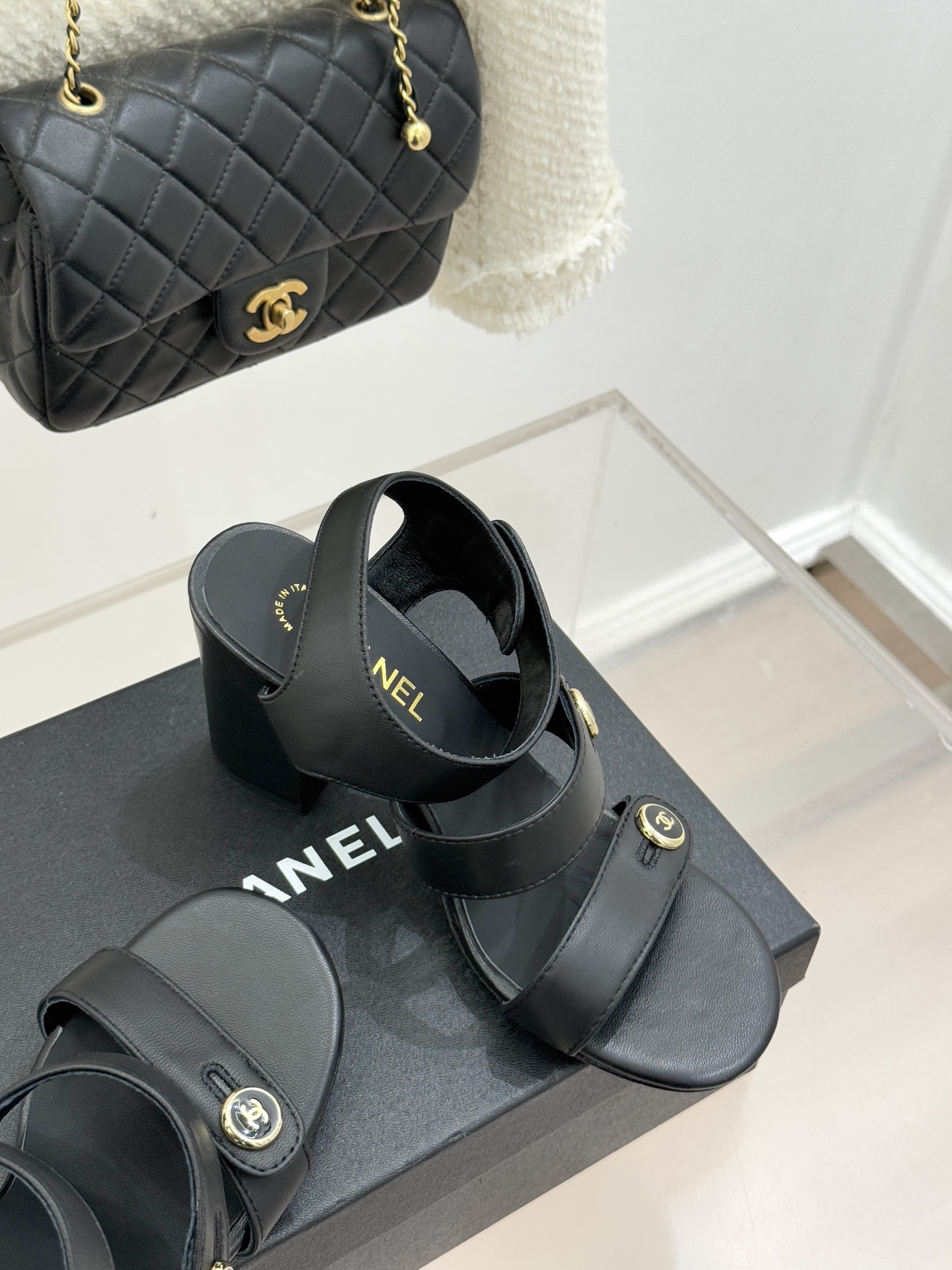 CHANE*｜小香26C早春新品双C纽扣凉拖系列将意式度假的慵懒与精致典雅织就成步履间的奢华诗篇。鞋身标