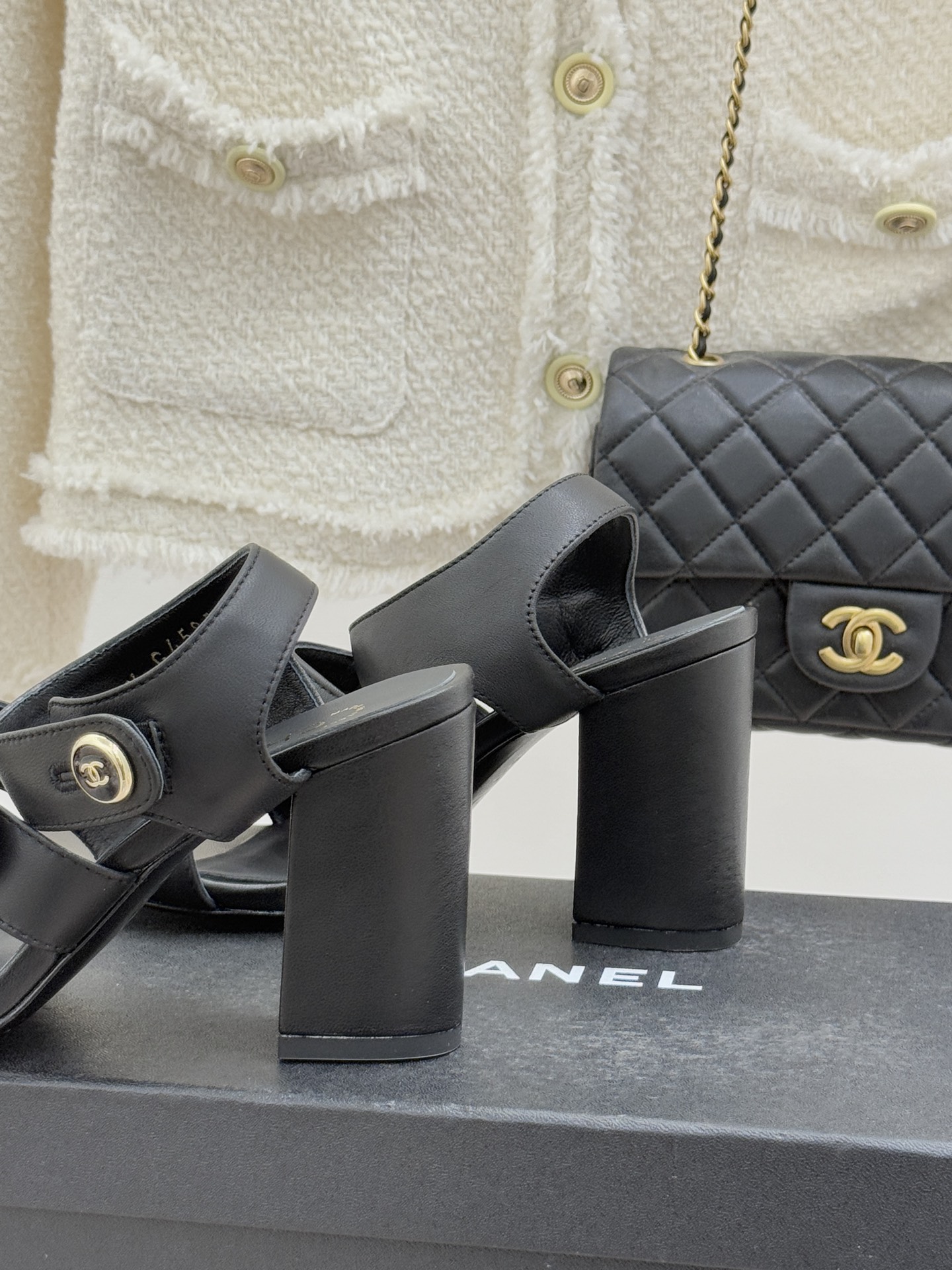 CHANE*｜小香26C早春新品双C纽扣凉拖系列将意式度假的慵懒与精致典雅织就成步履间的奢华诗篇。鞋身标