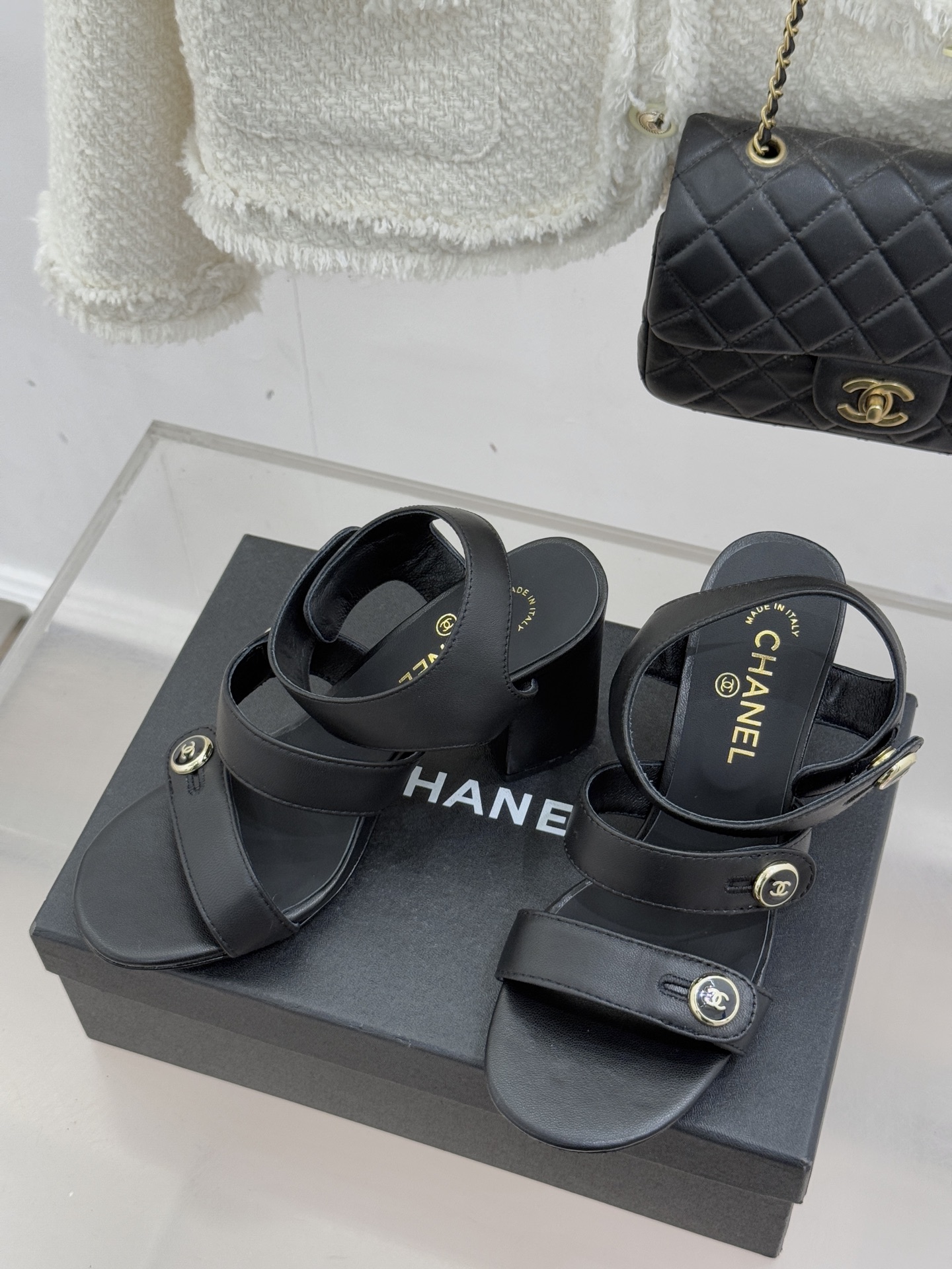 CHANE*｜小香26C早春新品双C纽扣凉拖系列将意式度假的慵懒与精致典雅织就成步履间的奢华诗篇。鞋身标