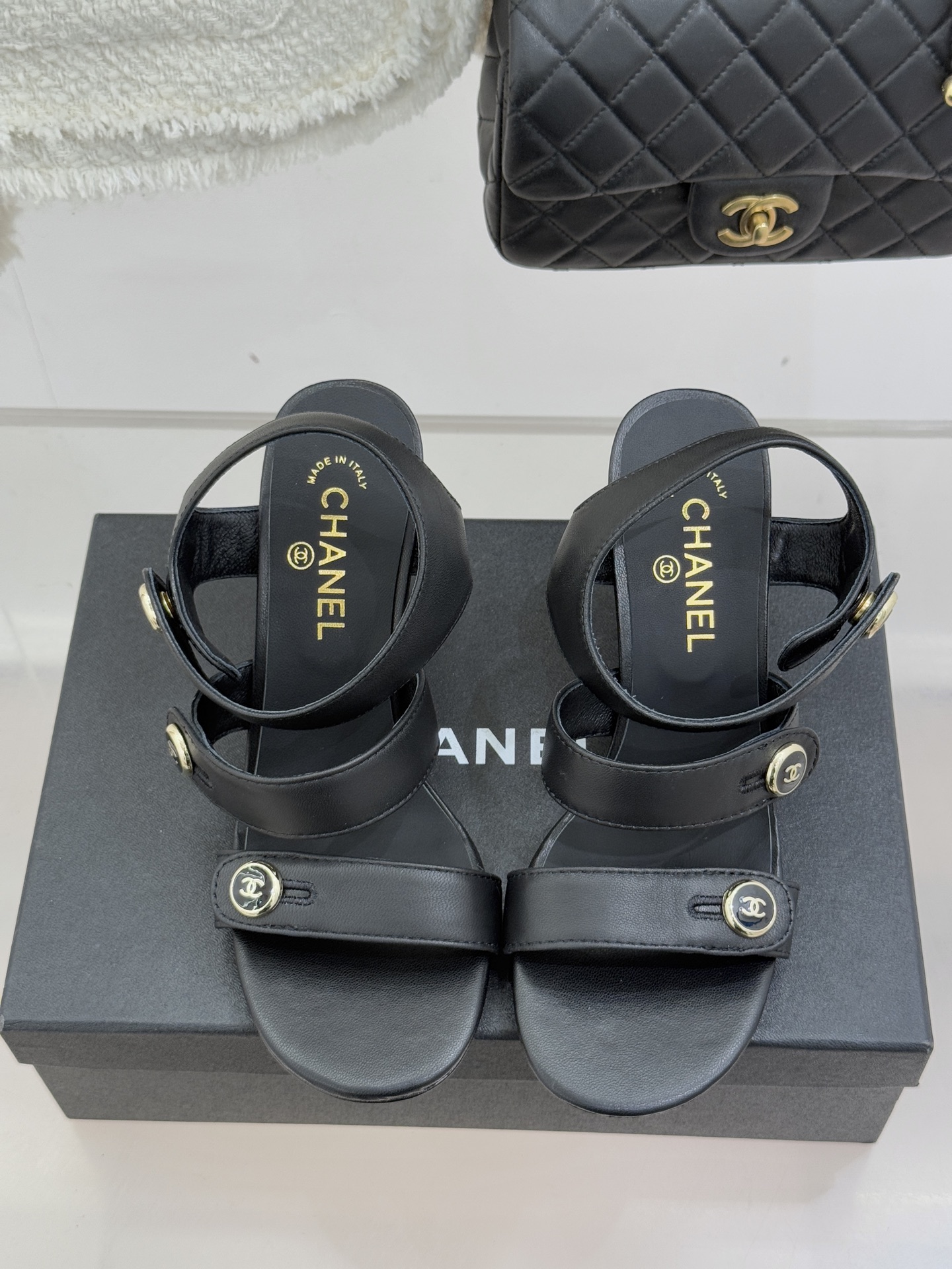 CHANE*｜小香26C早春新品双C纽扣凉拖系列将意式度假的慵懒与精致典雅织就成步履间的奢华诗篇。鞋身标