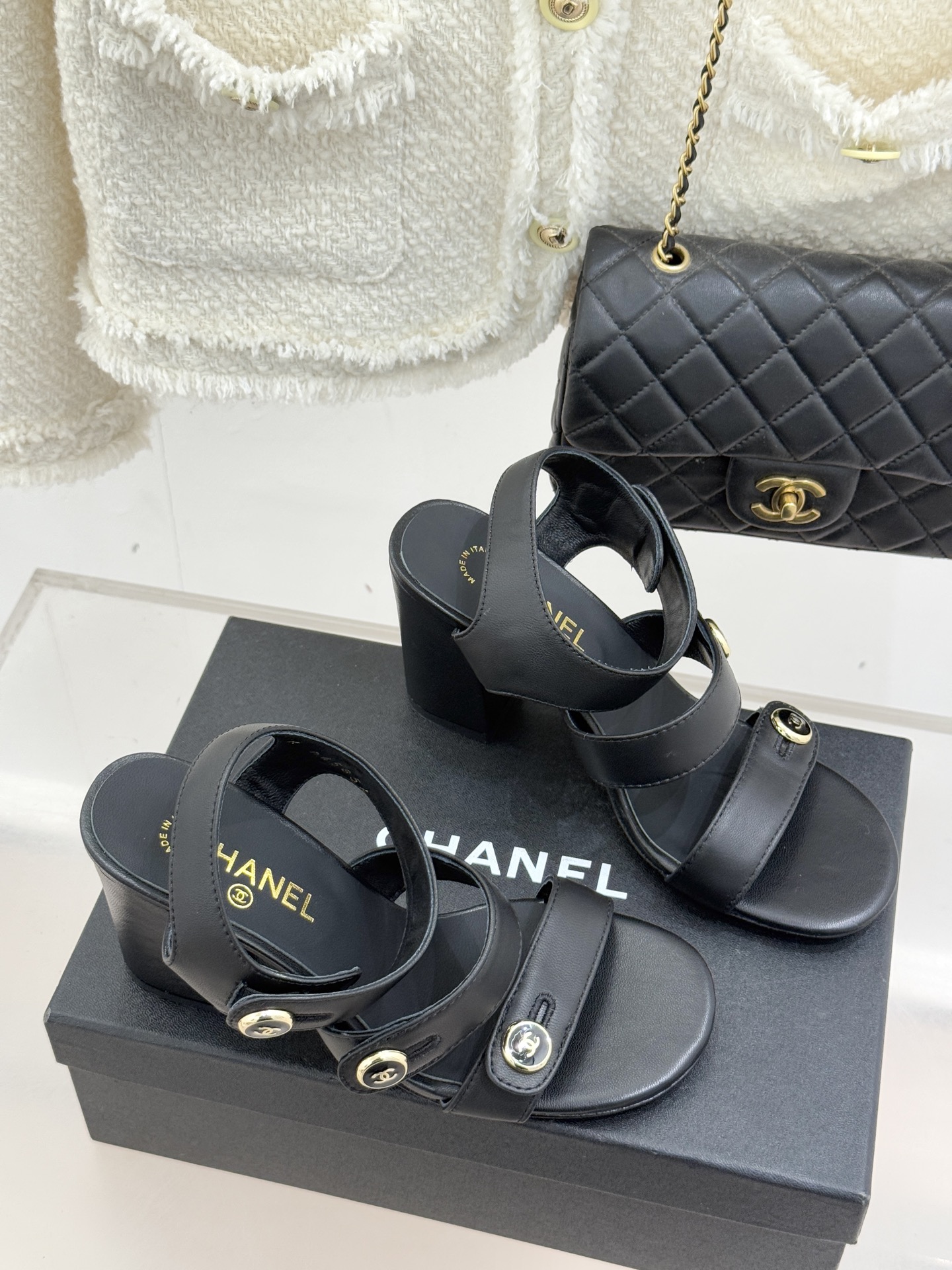 CHANE*｜小香26C早春新品双C纽扣凉拖系列将意式度假的慵懒与精致典雅织就成步履间的奢华诗篇。鞋身标