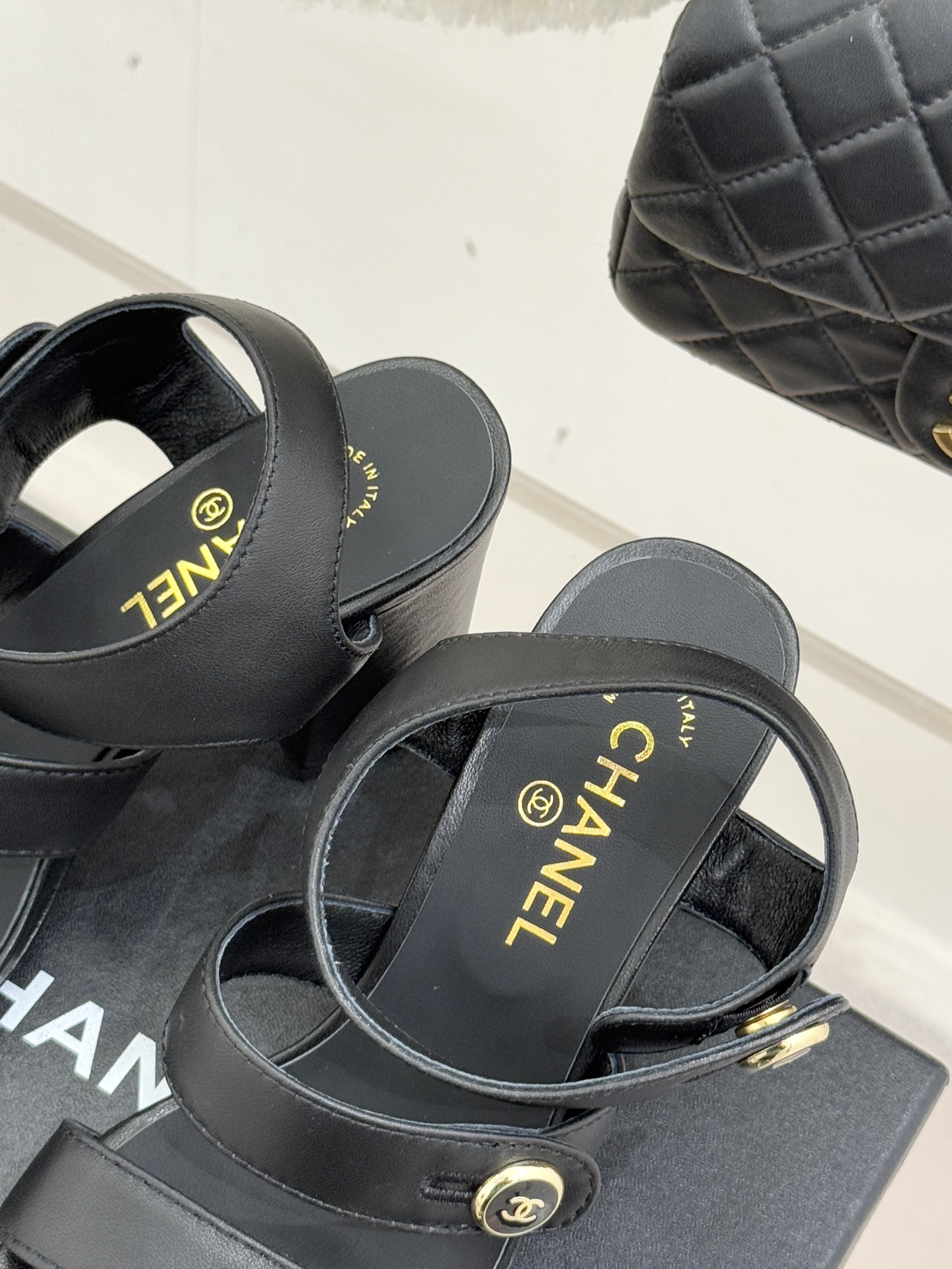 CHANE*｜小香26C早春新品双C纽扣凉拖系列将意式度假的慵懒与精致典雅织就成步履间的奢华诗篇。鞋身标
