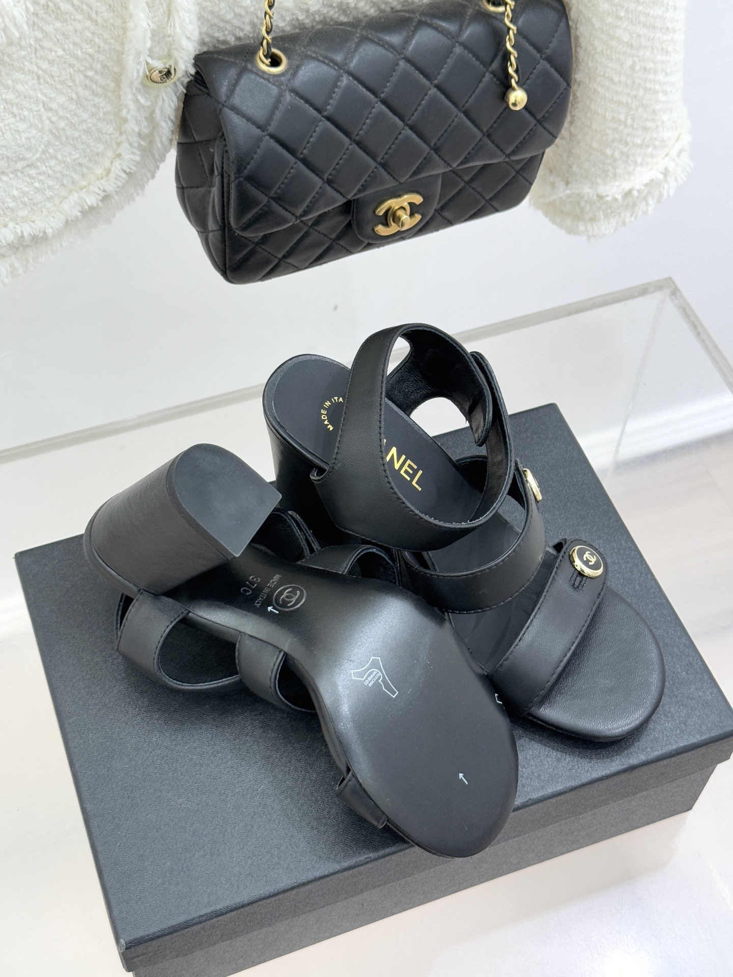 CHANE*｜小香26C早春新品双C纽扣凉拖系列将意式度假的慵懒与精致典雅织就成步履间的奢华诗篇。鞋身标