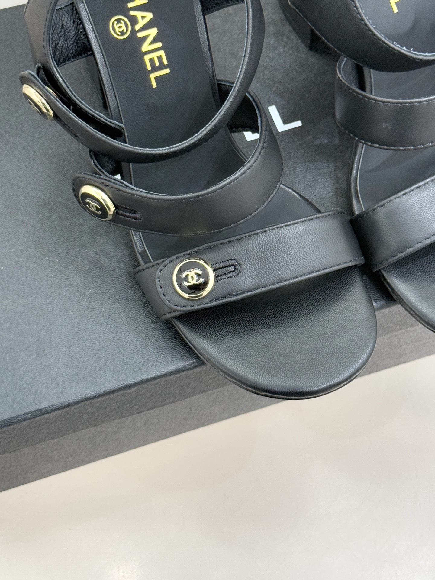 CHANE*｜小香26C早春新品双C纽扣凉拖系列将意式度假的慵懒与精致典雅织就成步履间的奢华诗篇。鞋身标