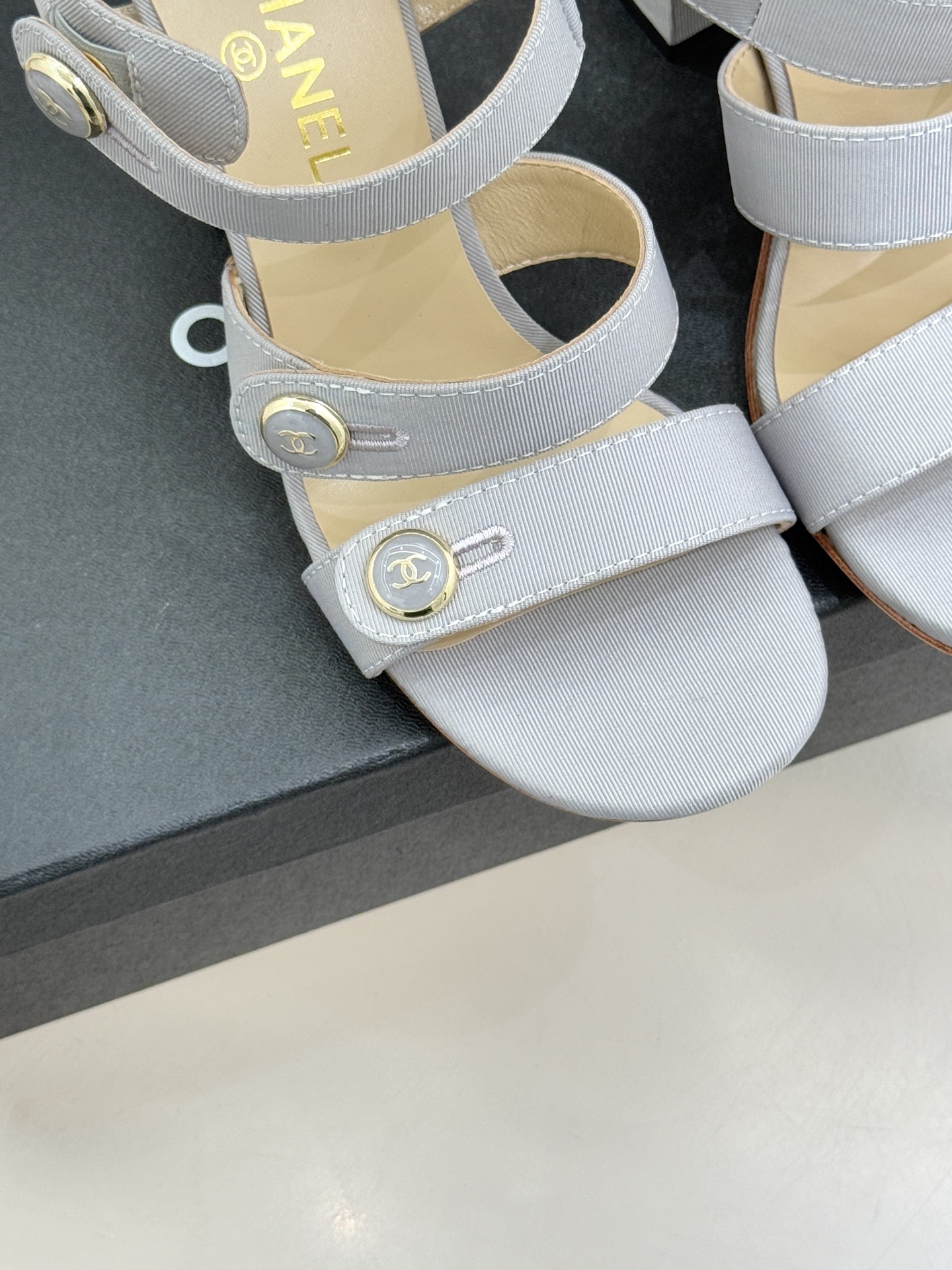 CHANE*｜小香26C早春新品双C纽扣凉拖系列将意式度假的慵懒与精致典雅织就成步履间的奢华诗篇。鞋身标