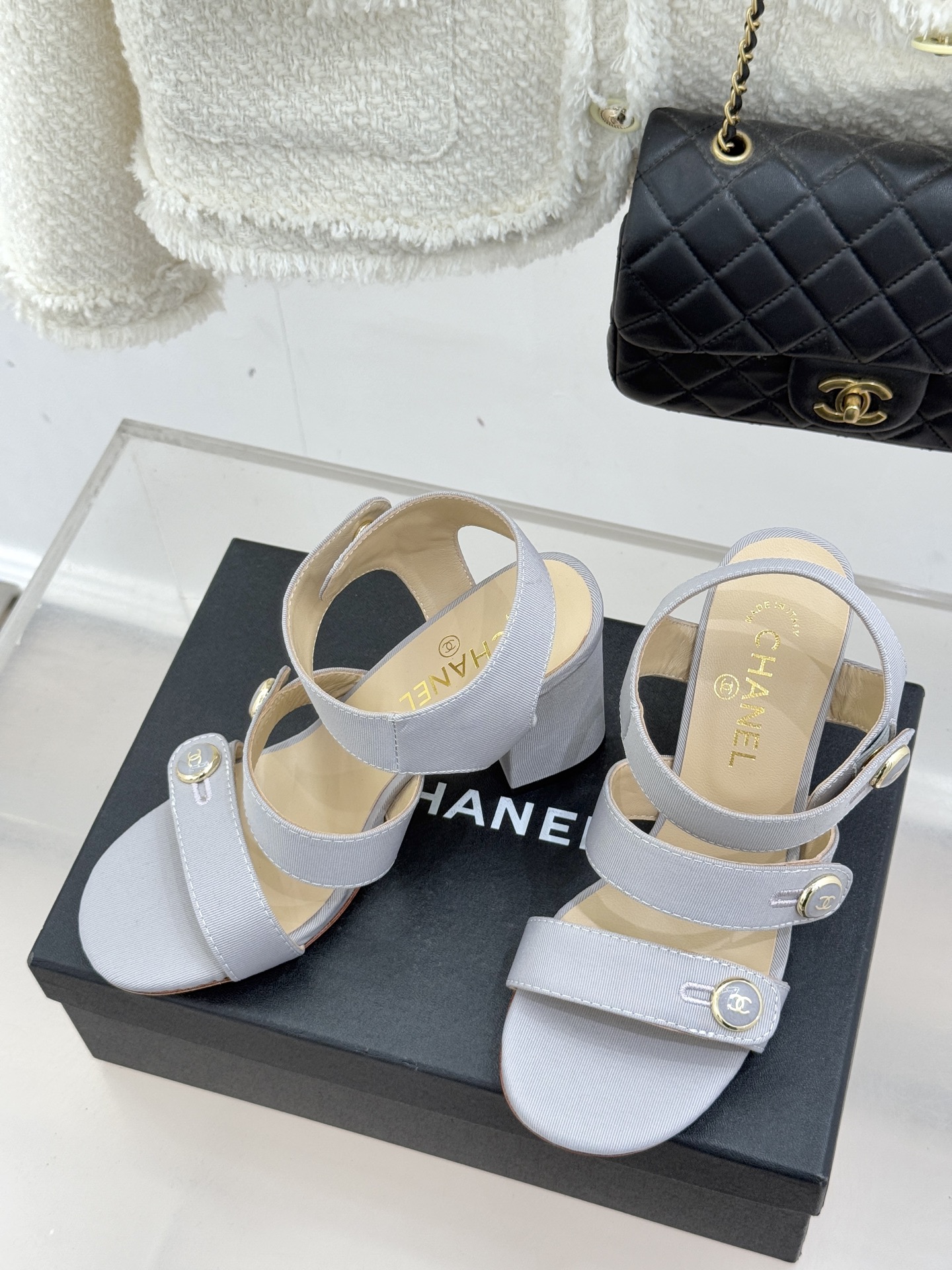 CHANE*｜小香26C早春新品双C纽扣凉拖系列将意式度假的慵懒与精致典雅织就成步履间的奢华诗篇。鞋身标