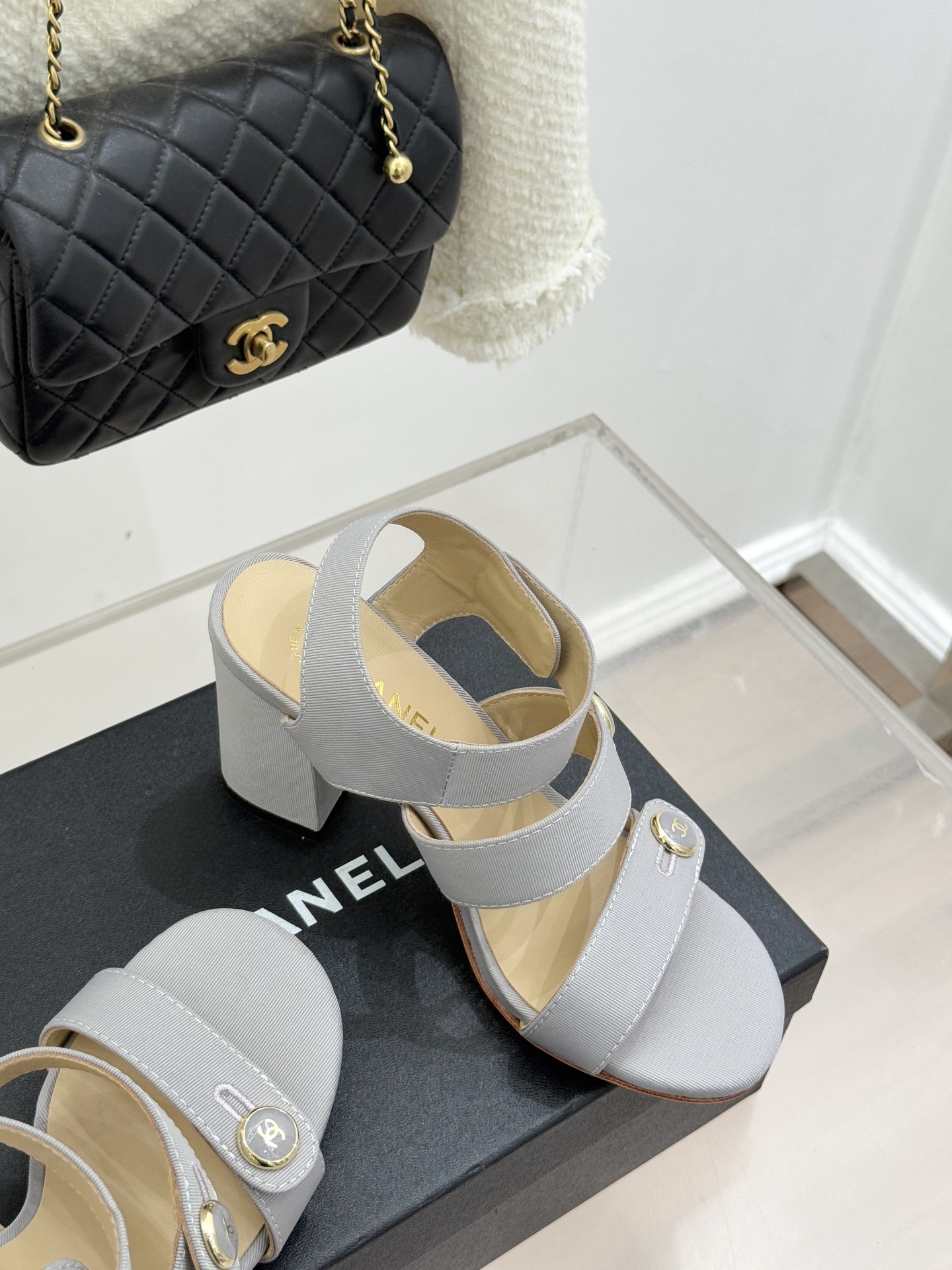 CHANE*｜小香26C早春新品双C纽扣凉拖系列将意式度假的慵懒与精致典雅织就成步履间的奢华诗篇。鞋身标