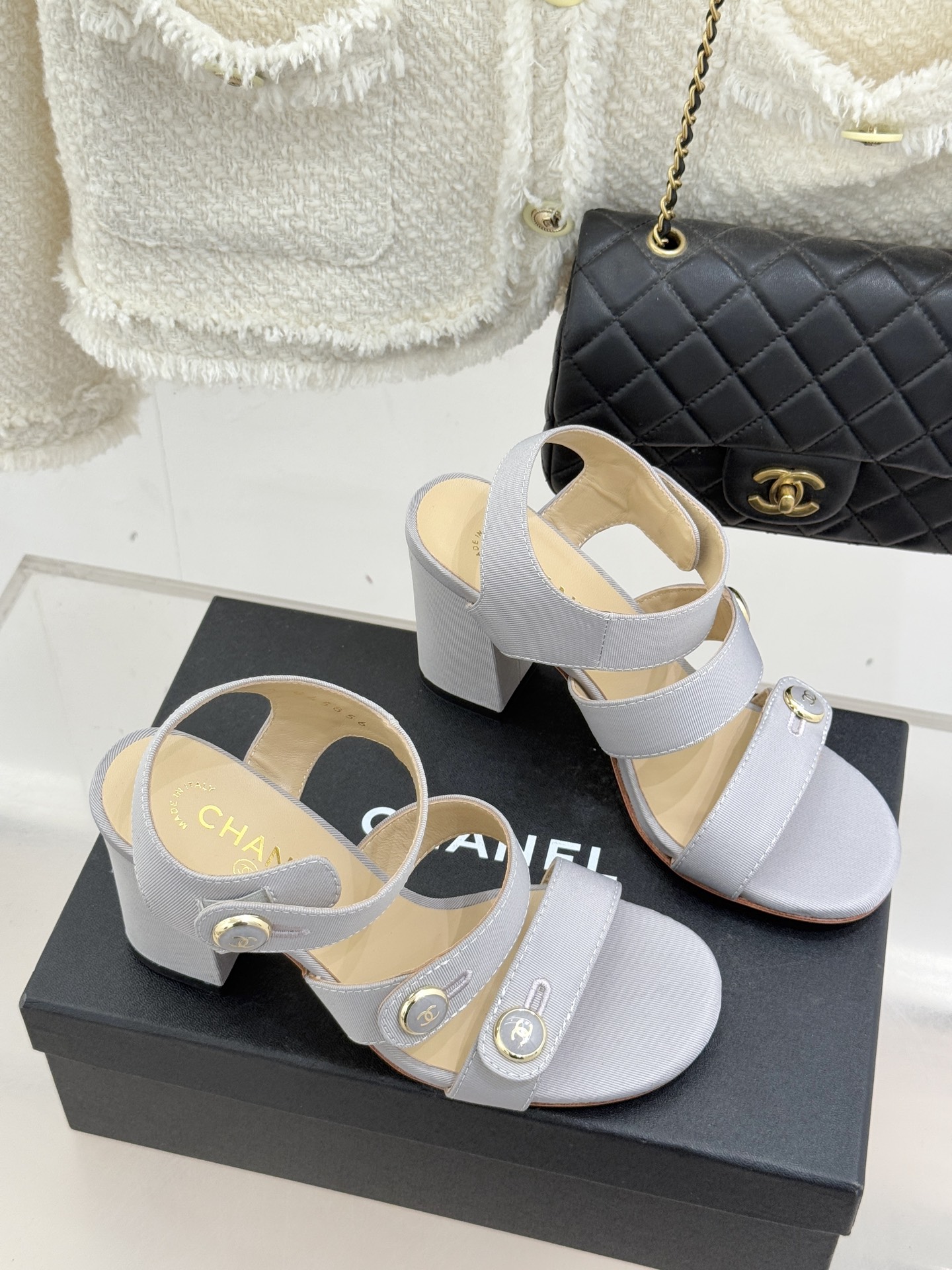 CHANE*｜小香26C早春新品双C纽扣凉拖系列将意式度假的慵懒与精致典雅织就成步履间的奢华诗篇。鞋身标