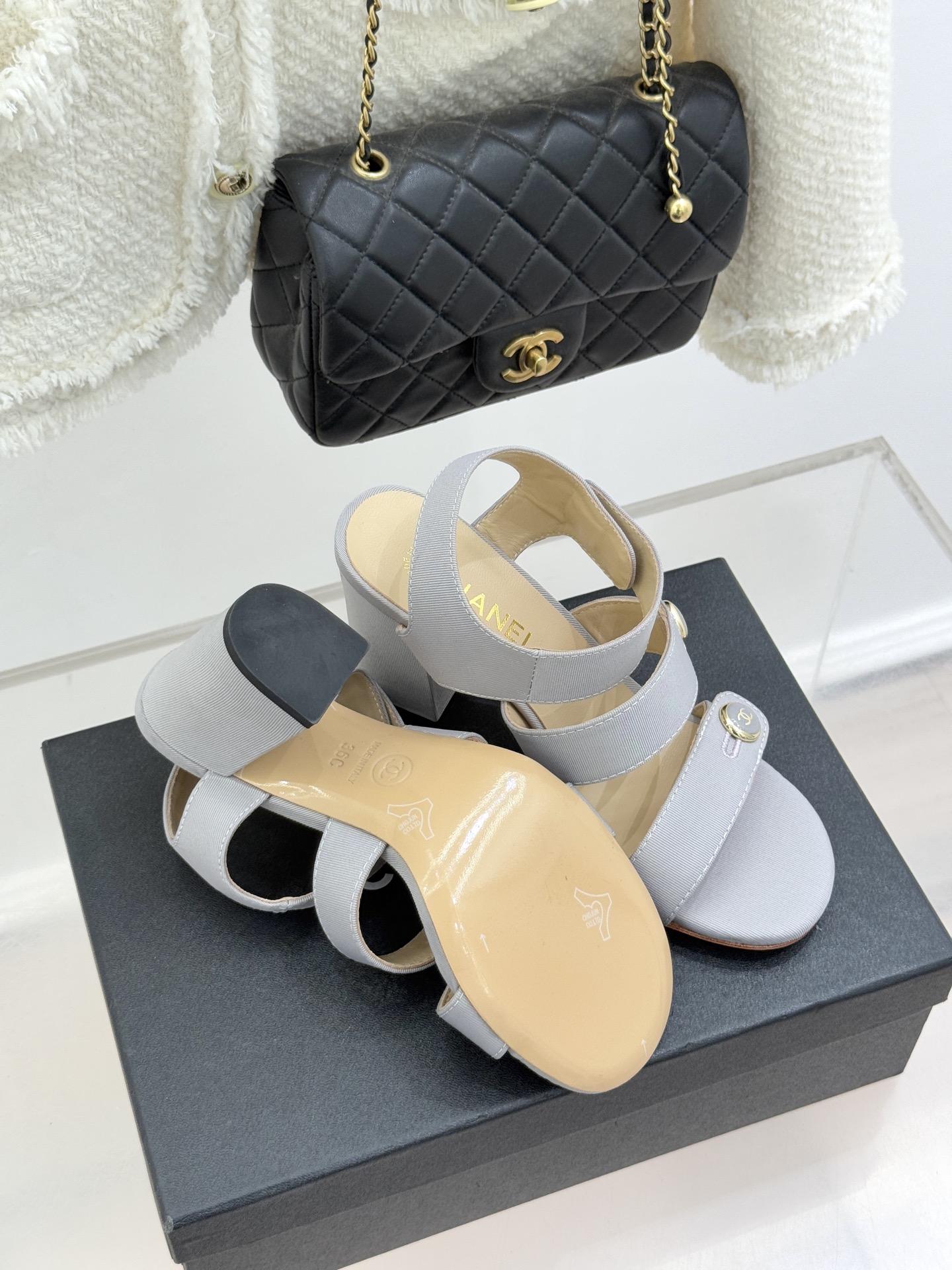 CHANE*｜小香26C早春新品双C纽扣凉拖系列将意式度假的慵懒与精致典雅织就成步履间的奢华诗篇。鞋身标