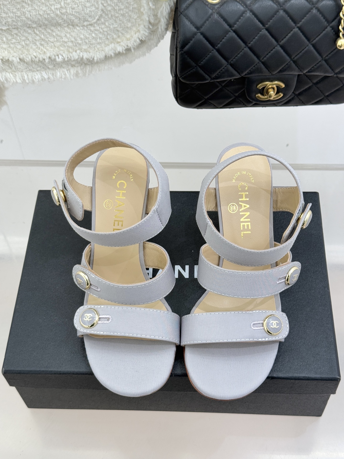 CHANE*｜小香26C早春新品双C纽扣凉拖系列将意式度假的慵懒与精致典雅织就成步履间的奢华诗篇。鞋身标