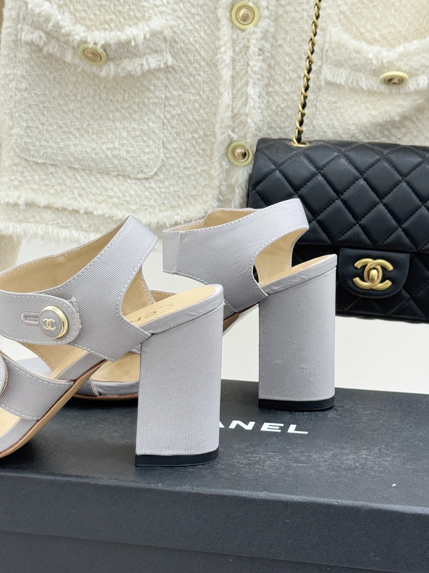 CHANE*｜小香26C早春新品双C纽扣凉拖系列将意式度假的慵懒与精致典雅织就成步履间的奢华诗篇。鞋身标