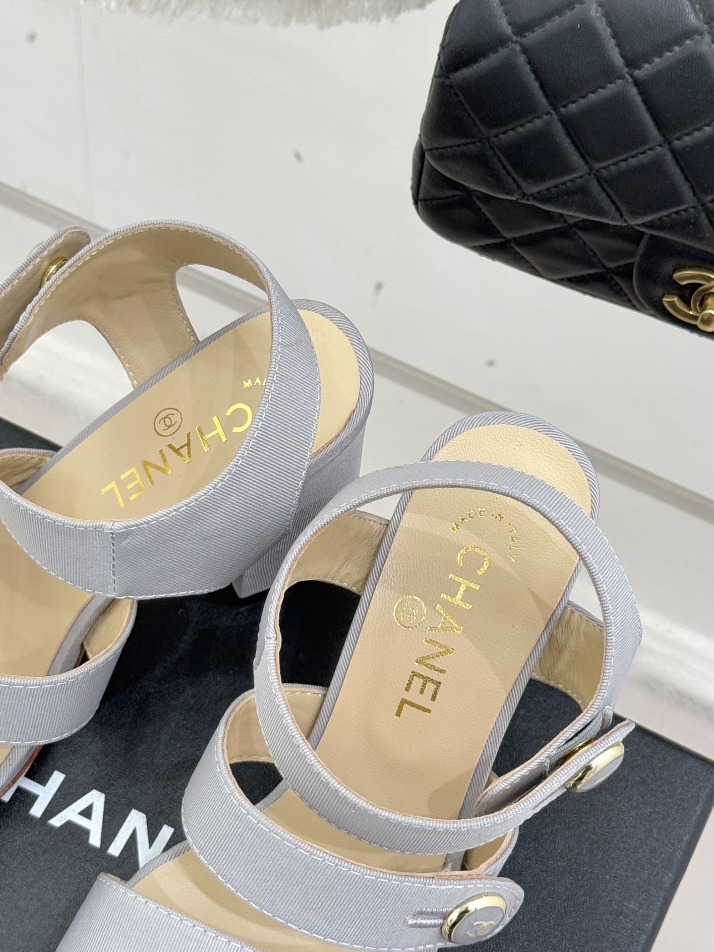 CHANE*｜小香26C早春新品双C纽扣凉拖系列将意式度假的慵懒与精致典雅织就成步履间的奢华诗篇。鞋身标