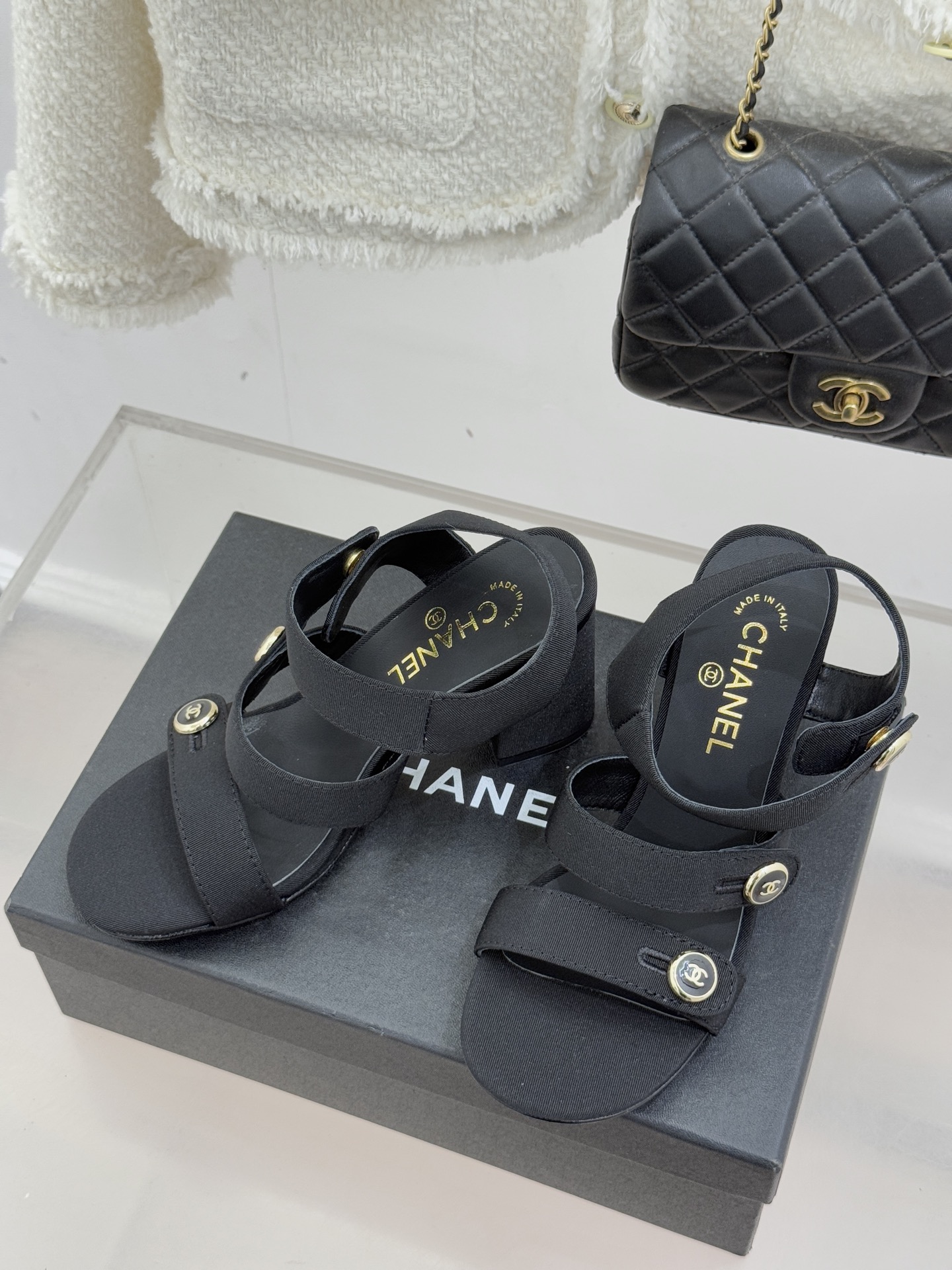 CHANE*｜小香26C早春新品双C纽扣凉拖系列将意式度假的慵懒与精致典雅织就成步履间的奢华诗篇。鞋身标