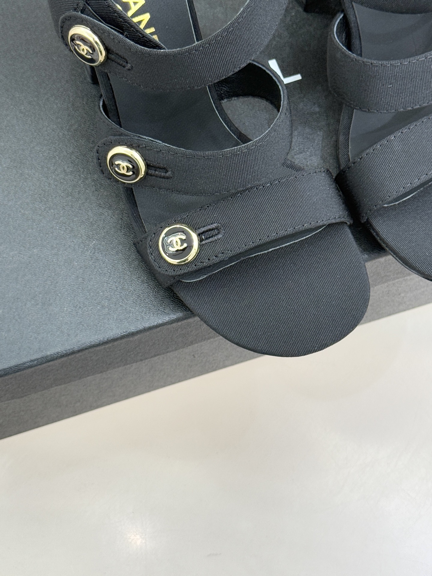 CHANE*｜小香26C早春新品双C纽扣凉拖系列将意式度假的慵懒与精致典雅织就成步履间的奢华诗篇。鞋身标