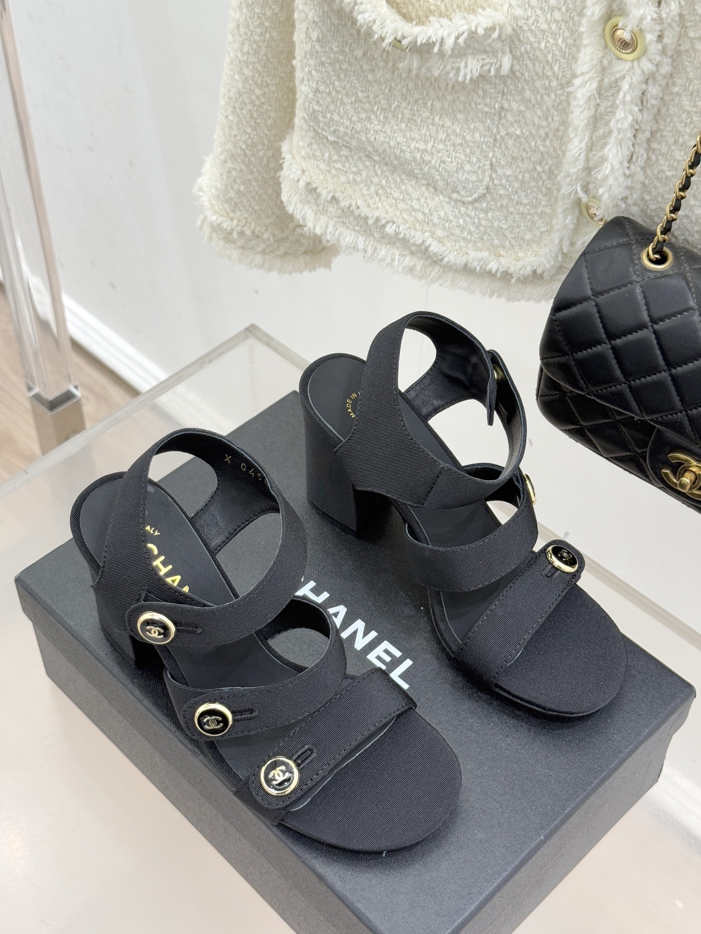 CHANE*｜小香26C早春新品双C纽扣凉拖系列将意式度假的慵懒与精致典雅织就成步履间的奢华诗篇。鞋身标