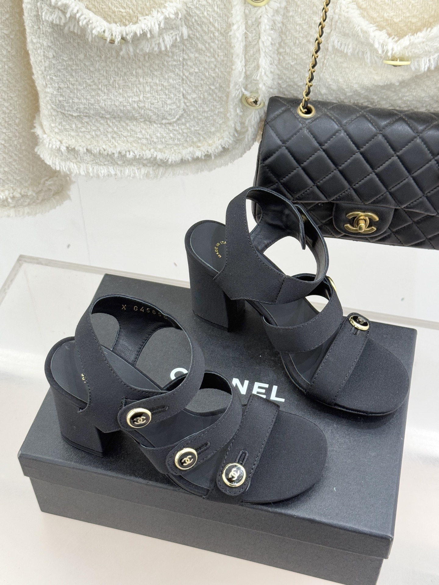 CHANE*｜小香26C早春新品双C纽扣凉拖系列将意式度假的慵懒与精致典雅织就成步履间的奢华诗篇。鞋身标