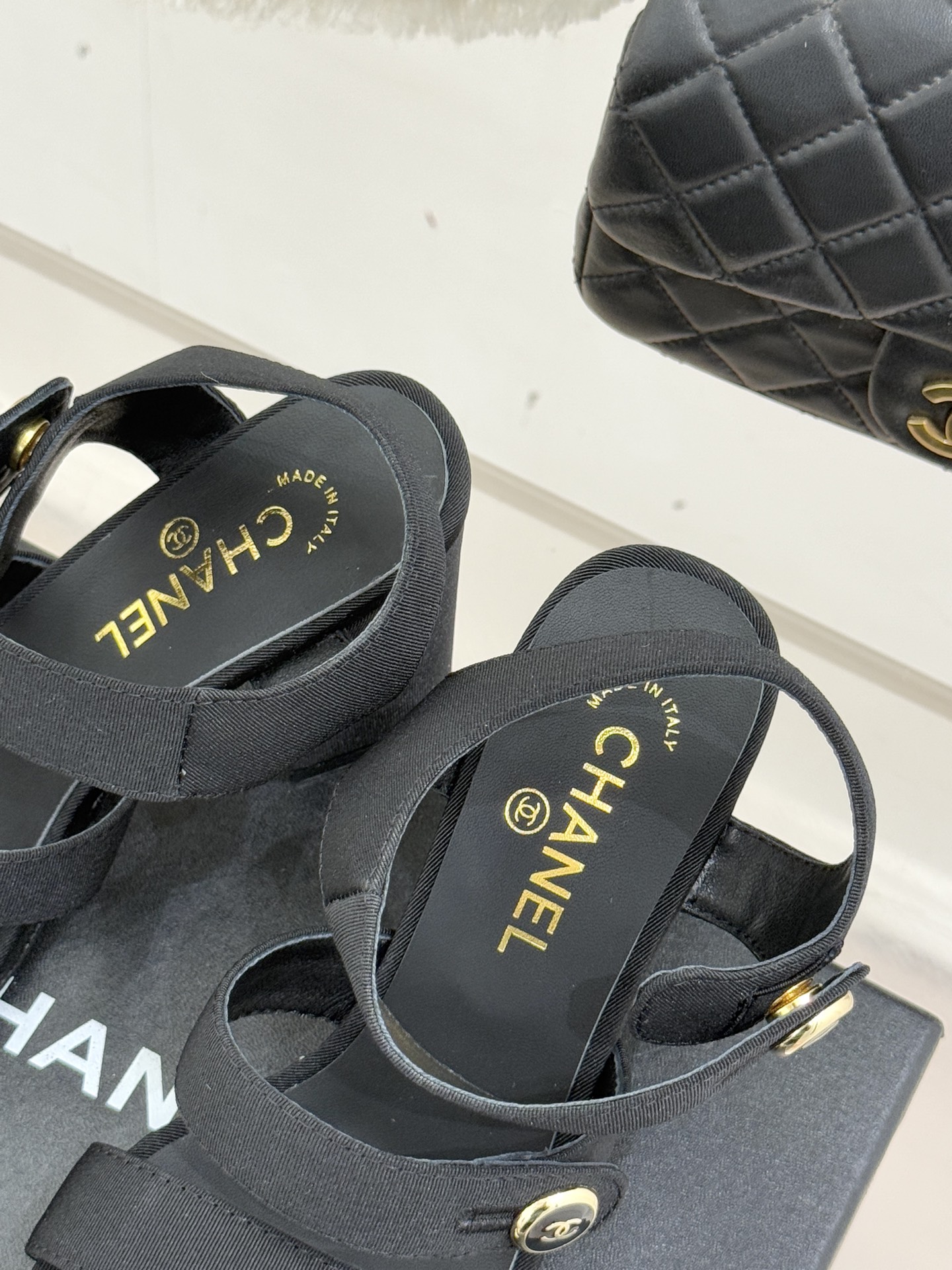 CHANE*｜小香26C早春新品双C纽扣凉拖系列将意式度假的慵懒与精致典雅织就成步履间的奢华诗篇。鞋身标