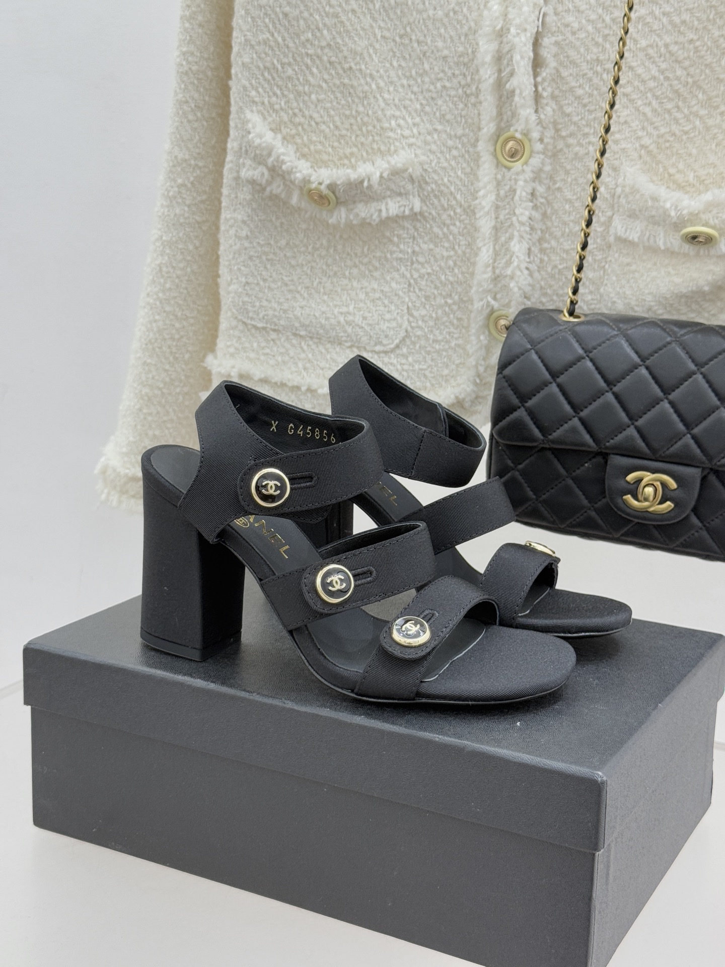 CHANE*｜小香26C早春新品双C纽扣凉拖系列将意式度假的慵懒与精致典雅织就成步履间的奢华诗篇。鞋身标