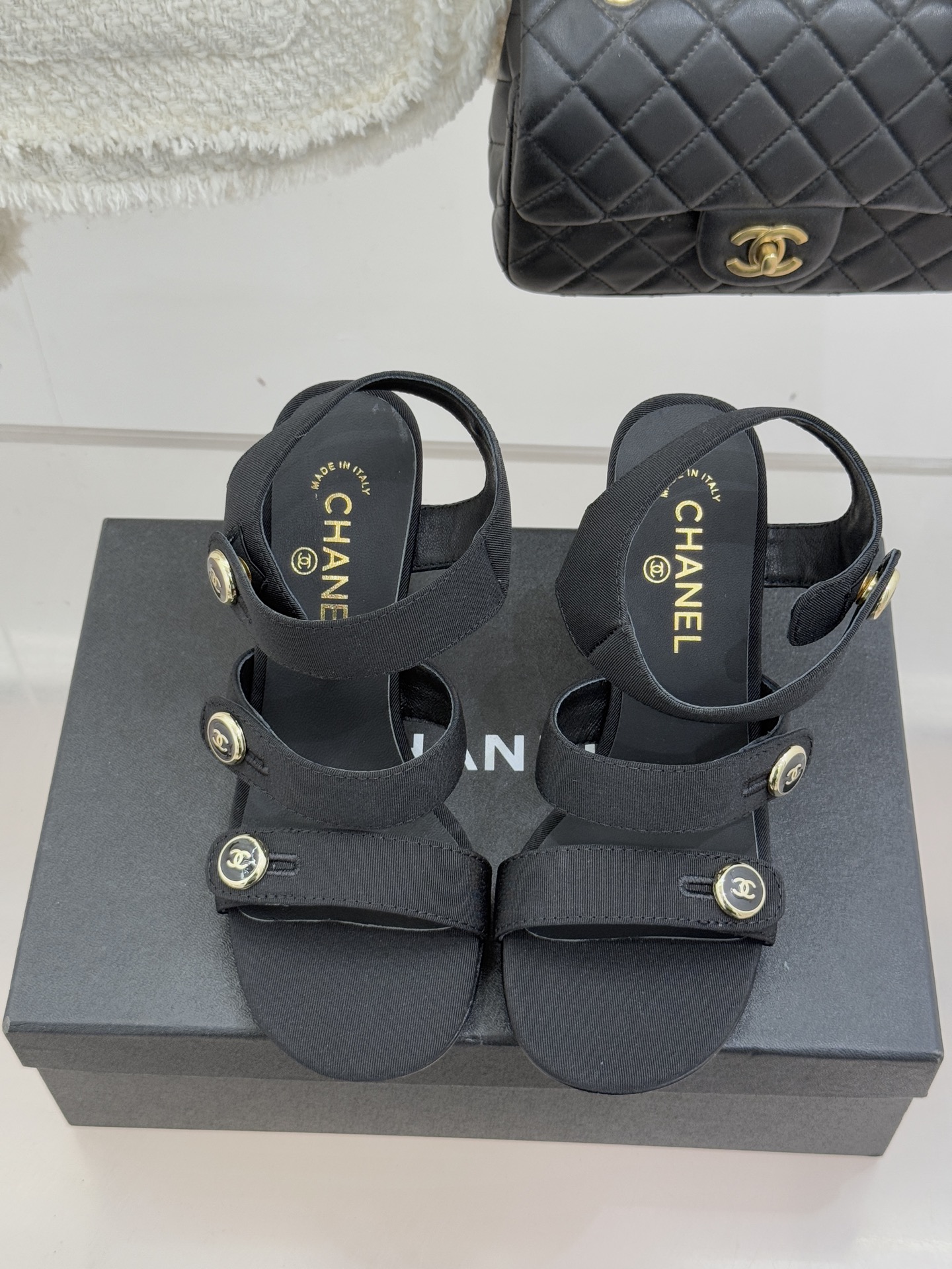 CHANE*｜小香26C早春新品双C纽扣凉拖系列将意式度假的慵懒与精致典雅织就成步履间的奢华诗篇。鞋身标