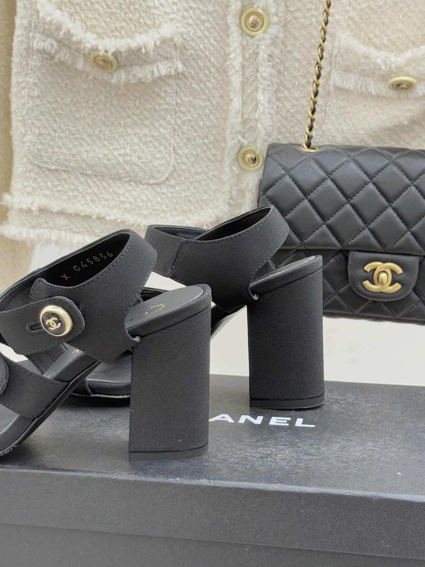 CHANE*｜小香26C早春新品双C纽扣凉拖系列将意式度假的慵懒与精致典雅织就成步履间的奢华诗篇。鞋身标