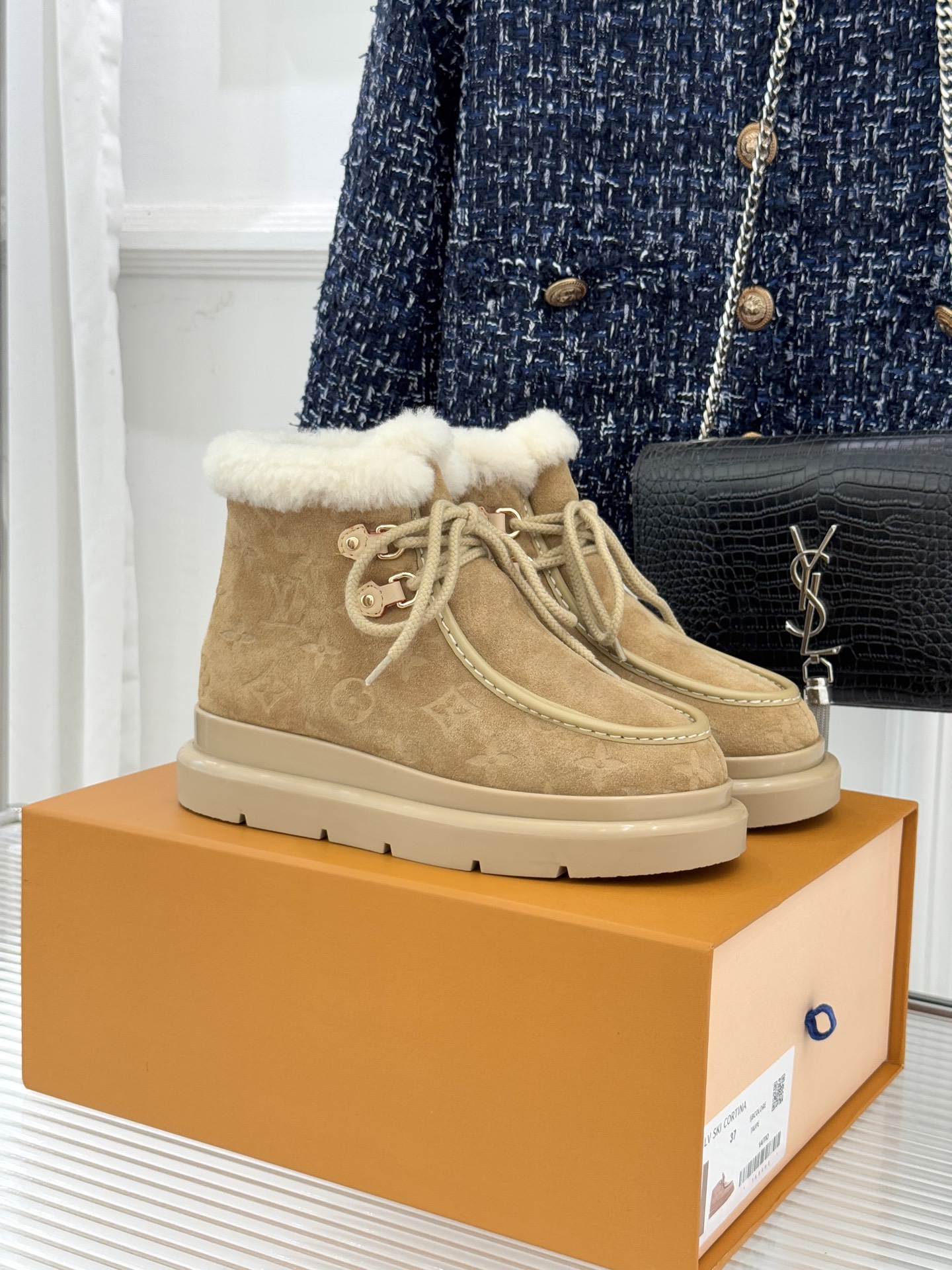 NO:630295,Lujia 25WF new embossed strap thick-soled snow boots. Promise me that everyone will get a pair. There is nothing that can’t be matched with daily OOTD. The embossed logo on the shoe body is full of sophistication. The shoe style is really worthy of my recommendation for ten thousand years. It is very flattering to the foot shape. It looks cute but it hides the ugly but it is powerful~~ I know many people will think that wearing it in winter will be cold, but in fact, paired with a pair of thick socks, it is really warm. The upper is made of original high-mercerized cowhide  The adjustable T-shaped buckle has a better fit on the instep. The inner lining is made of wool. The plush is soft and fine. It is a pleasure to step on it. It is so comfortable to wear barefoot. The outsole is consistent with yb and uses foam outsole. Size35-39 (40/41 customized), snow boots, louis vuitton, louis vuitton, boots, socks19860909驴家25WF新品压花绑带厚底雪地靴 答应我一定要每人来一双好嘛 日常OOTD就没有它搭配不了的 鞋身压花logo点缀尽显精致感 鞋型真的值得我推一万年 非常修饰脚型 看着呆萌但是遮丑起来却是实力派哦～～ 我知道很有多亲还会觉得冬天穿会冷 但其实配双厚袜子真的还蛮保暖的 鞋面采用原版高丝光牛绒 可调节T字扣带 对脚背的贴合度要更高些 内里选用羊毛一体内里垫脚 绒毛柔软细腻 一脚踩下去是种享受 尤其是光脚穿太舒服了 大底和yb一致采用发泡大底 Size35-39（40/41定制）,雪地靴,louis vuitton,louis vuitton,boots,socks,Women's Shoes