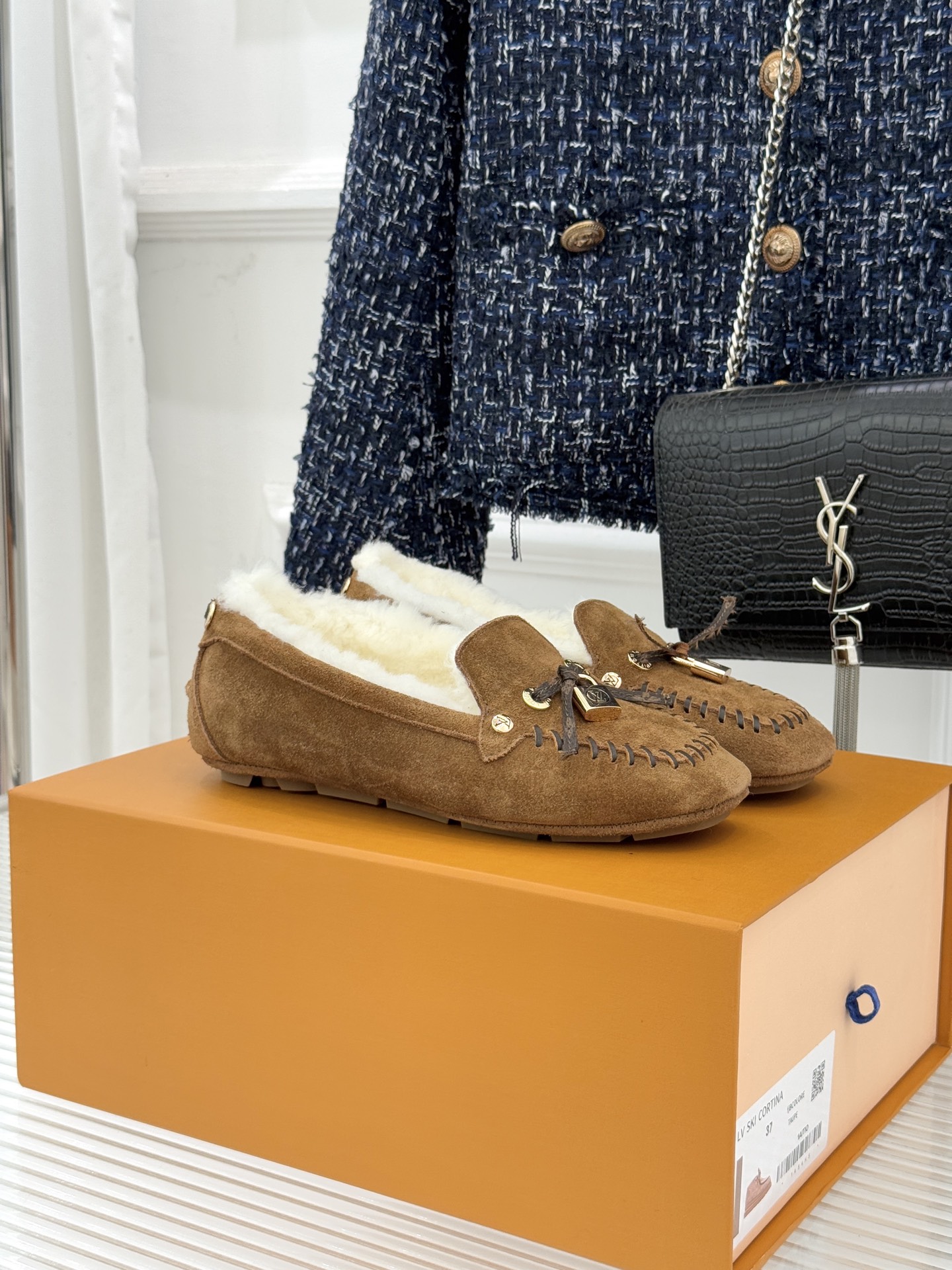 NO:630292,L*V Lujia 25WF new autumn and winter retro metal lock bow furry shoes. When retro heritage meets soft and warm texture, these furry shoes hide the gentle code of time. Every stunning detail is carved with the brand's century-old craftsmanship, allowing luxury and agility to flow naturally during the step. The retro metal lock buckle as the finishing touch on the shoe body inherits Louis Vuitton's classic hardware craftsmanship, gilt luster, and engraved with the brand's secret logo.  Revealing low-key luxury in the flow of light and shadow, cleverly integrating retro charm and brand recognition, selecting fine imported wool with rich texture, covering the upper like clouds, soft and warm to the touch, taking into account the warmth of winter and lazy style. Every touch is a luxurious ritual, showing the noble texture of top-quality materials. Whether it is the elegant pace of daily commuting or the leisurely travel on holiday, you can move forward steadily without burden.  The classic and versatile version is suitable for various styles. Pair it with a woolen coat for a French elegance. Pair it with a knitted long skirt for a gentle and lazy look. Pair it with jeans for a sweet, cool and casual look. It becomes the finishing touch in the style, giving every step a high-gloss aura. size 35-39 (customized 40/41), loafers, louis vuitton, louis vuitton, louis  vuitton,loafers,skirts,jeans19860909L*V 驴家25WF秋冬新品复古金属 锁扣蝴蝶结毛毛鞋 当复古底蕴邂逅柔暖质感 这款毛毛鞋便藏起时光的温柔密码 以品牌百年匠艺雕琢每一处惊艳细节 让奢华与灵动在步履间自然流淌. 鞋身点睛之笔的复古金属锁扣 承袭路易威登经典五金工艺 鎏金光泽 镌刻品牌隐秘标识 在光影流转间流露低调奢华 将复古韵味与品牌辨识度巧妙融合 甄选质感丰盈的细腻进口羊毛 如云朵轻覆鞋面 触感软糯温润 兼顾冬日暖意与慵懒格调 每一次触碰都是奢享的仪式感 尽显顶级材质的矜贵质感. 无论是日常通勤的优雅步调 还是假日出游的自在穿行 都能稳步前行无负担. 经典百搭的版型适配多元风格 搭配呢料大衣是法式优雅 邂逅针织长裙显温柔慵懒 搭配牛仔裤又添甜酷随性 成为造型中的点睛之笔 让每一步都自带高光气场. size35-39（40/41定制）,乐福鞋毛毛鞋,louis vuitton,louis vuitton,louis vuitton,loafers,skirts,jeans,Women's Shoes