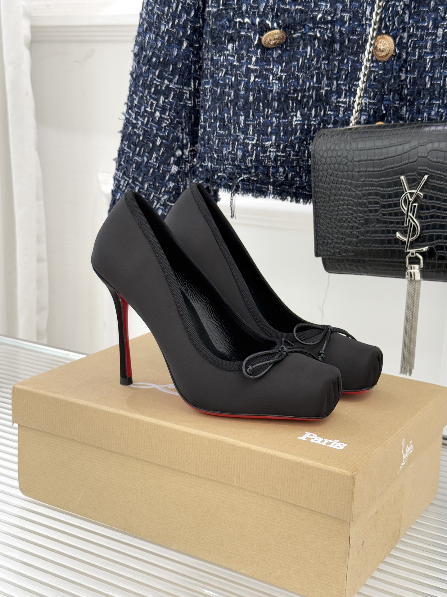 NO:630289,ChristinLouboutin/CL25WF New Product Pig Nose Bow High Heel Shoes CL has always been a shining star on the fashion stage, and these pig nose sandals are the brand's proud work. Every detail shows unique charm and unique design, making you the center of attention. The iconic pig nose decoration on the upper breaks the rules and adds a different sense of playfulness to the shoes, as if telling your unique fashion attitude.  Exquisite bows are embellished in it, smart and sweet. Whether you are strolling on the street or attending a dinner, you can exude charming charm. The fabric is made of original custom silk. The inner pads are all lambskin. Italian imported leather outsole size35-39 (customized 40/41), high-heeled shoes, sandals, high heels, sheepskin, real silk, Leather soles19860909ChristinLouboutin/CL25WF新品 猪鼻子蝴蝶结高跟鞋单鞋 在时尚的舞台上CL始终是璀璨的明星 而这款猪鼻子凉鞋 更是品牌的得意之作. 每一处细节都彰显着独特魅力 独特设计 让你成为众人瞩目的焦点. 鞋面上标志性的猪鼻子装饰 打破常规 为鞋子增添了一份别样的俏皮感 好似在诉说着独属于你的时尚态度 精致的蝴蝶结点缀其中 灵动而甜美 无论是漫步街头还是出席晚宴 都能让你散发迷人的魅力. 面料采用原版定制真丝 内里垫脚均为小羊皮 意大利进口真皮大底 size35-39（40/41定制）,高跟鞋单鞋,sandals,high heels,sheepskin,real silk,Leather soles,Women's Shoes