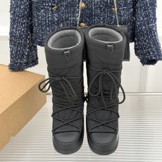 INUIKII经典秋冬秀款绑带羽绒靴滑雪鞋 雪地靴 当瑞士阿尔卑斯的冰雪与法式摩登美学相撞 这款雪地靴便以全能实力惊艳冬 INUIKII经典秋冬秀款绑带羽绒靴滑雪鞋 雪地靴 当瑞士阿尔卑斯的冰雪与法式摩登美学相撞 这款雪地靴便以全能实力惊艳冬