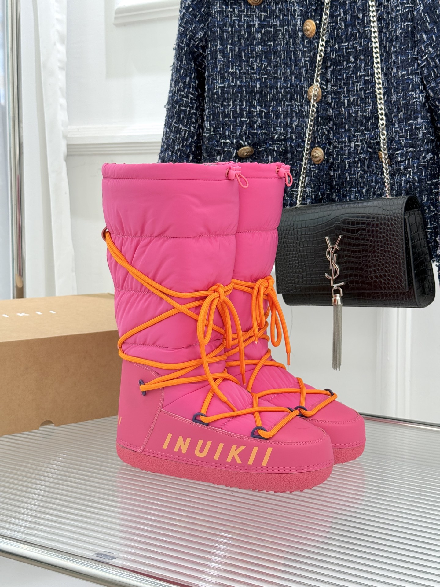 NO:630301,INUIKII's classic autumn and winter show lace-up down boots ski boots snow boots When the ice and snow of the Swiss Alps collide with the French modern aesthetics, these snow boots stun the winter with their all-round strength. They hide the hard-core performance of professional ski equipment and are full of high-end fashion design ingenuity. They become a double feast of warmth and appearance, redefining the luxury comfort and edge of winter boots. The shoe body is made of three-proof down fabric imported from Switzerland.  It is fully waterproof, anti-fouling and windproof. It can keep the shoe body dry and clean even when facing ice and snow. The fine fabrics show the texture with the flow of light and shadow. It is matched with soft suede stitching design. The collision of textures outlines a retro and smart silhouette. It has a niche and high-end sense that does not conflict with the style. The iconic thick woven straps of the shoe body run through the shoe shaft. The tightness can be adjusted freely and provide stable support. The leg proportions are modified with neat lines. The interior is filled with two centimeters of high-quality wool.  It's like a warm cloud wrapped around the feet, with excellent heat-locking effect. Even in extremely cold and snowy conditions, it can continue to radiate heat, and there is no chill when worn barefoot. It is still dry and comfortable after long-term wear. The ingeniously crafted thick-soled thick heel design just adds the right thickness to stretch the leg lines. Small people can easily have excellent proportions, taking into account both appearance and practicality. There is no sense of weight when walking, whether skiing or daily commuting. Every detail hides show-level sophistication.  size35-39 (40/41), snow boots, boots, down jacket19860909INUIKII经典秋冬秀款绑带羽绒靴滑雪鞋 雪地靴 当瑞士阿尔卑斯的冰雪与法式摩登美学相撞 这款雪地靴便以全能实力惊艳冬日 既藏着专业滑雪装备的硬核性能 又缀满高阶时尚的设计巧思 成为冷暖与颜值的双重盛宴 重新定义冬日靴履的奢适与锋芒. 甄选瑞士进口三防羽绒面料裁制鞋身 防水防污防风性能拉满 直面冰雪侵袭亦能保持鞋身干爽洁净 细腻面料随光影流转尽显质感 搭配柔软反绒皮拼接设计 肌理碰撞间勾勒出复古又灵动的轮廓 自带不撞款的小众高级感. 鞋身标志性粗织绑带贯穿鞋筒 可自由调节松紧度也提供稳固支撑 又以利落线条修饰腿部比例 内里填充足足两厘米厚的优质羊毛绒 如同将暖云裹于足间 锁温保暖效果出众 即便身处极寒雪境也能持续焕发热能, 裸脚穿亦无凉意 久穿依旧干爽舒适. 匠心打造的厚底粗跟设计 恰到好处的增高厚度 拉伸腿部线条 小个子也能轻松拥有优越比例 兼顾颜值与实用性 行走间无负重感, 无论是滑雪还是日常通勤都从容自在. 每一处细节都藏着秀场级别的精致. size35-39（40/41）,雪地靴,boots,down jacket,Women's Shoes